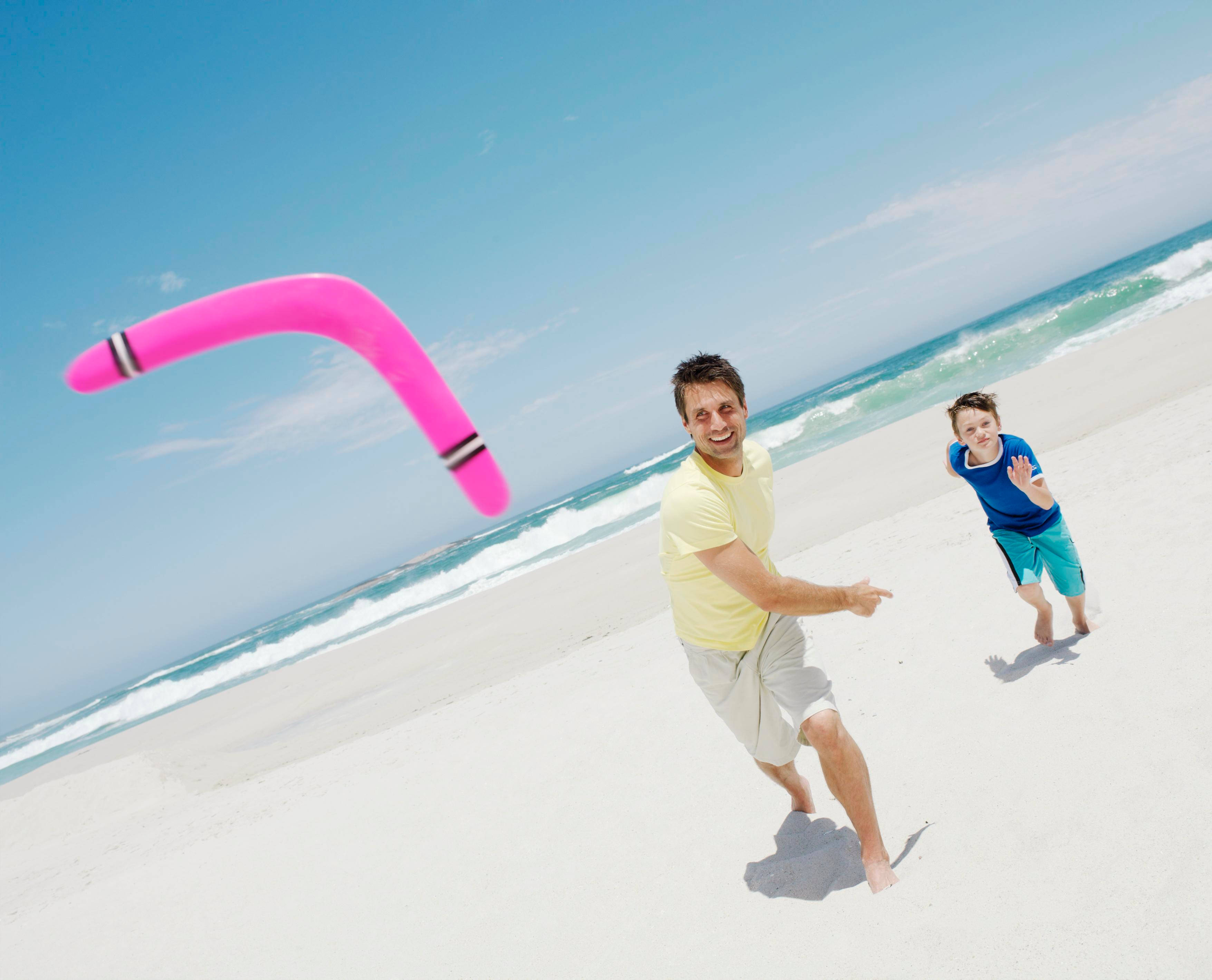 father and son, sunny beach, bright pink boomerang, 2K Desktop Wallpaper