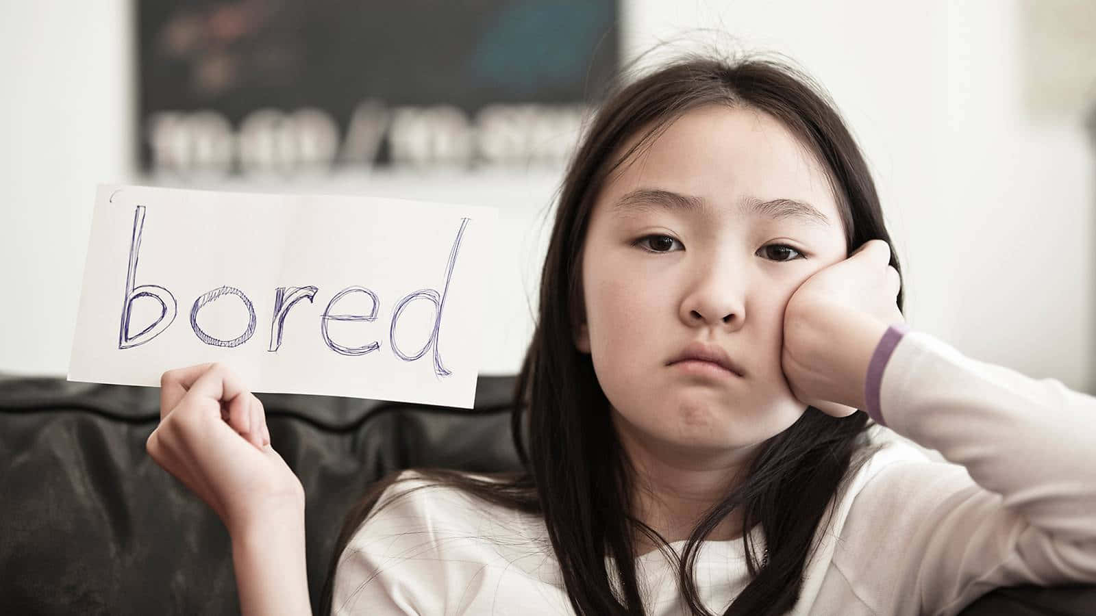young girl, bored expression, handwritten sign, HD Desktop Wallpaper