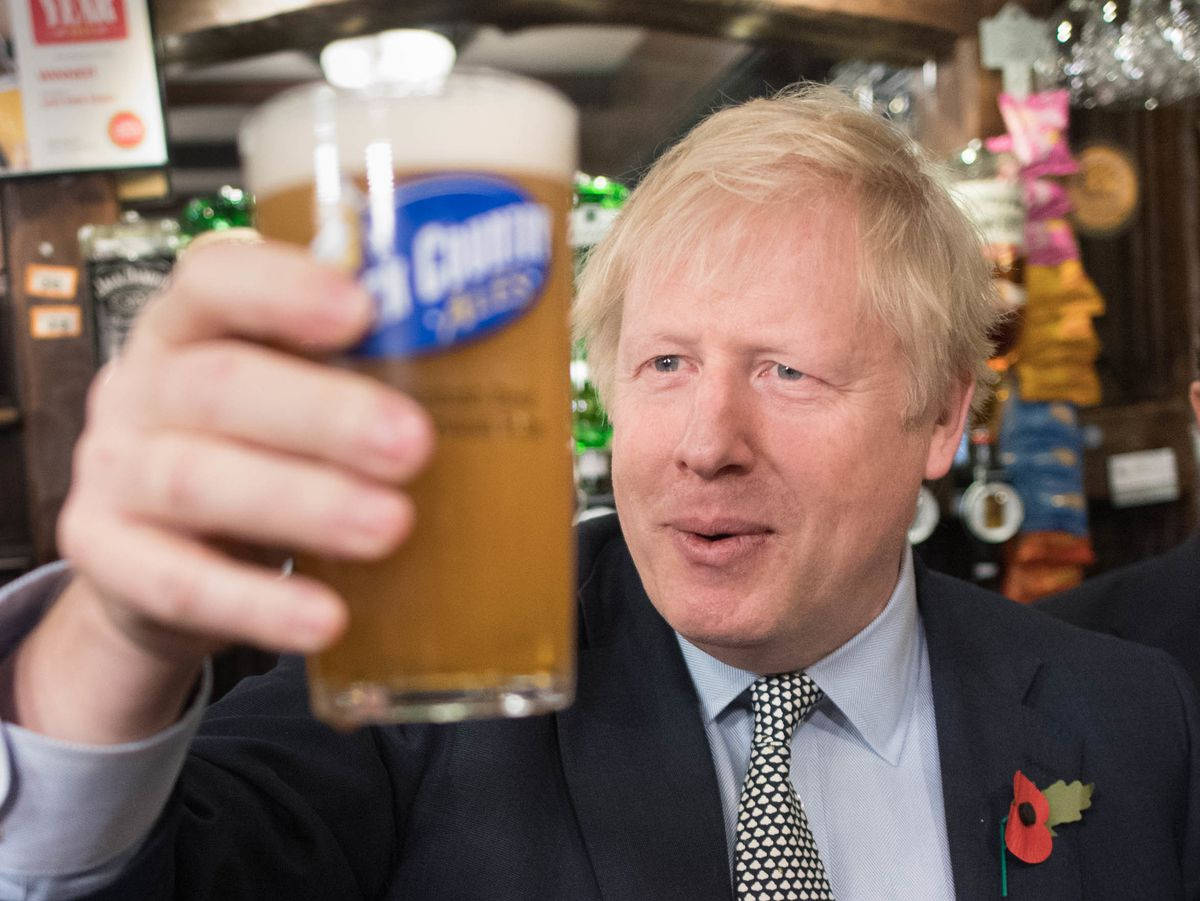 Boris Johnson, pint of beer, cozy pub, SD Desktop Wallpaper