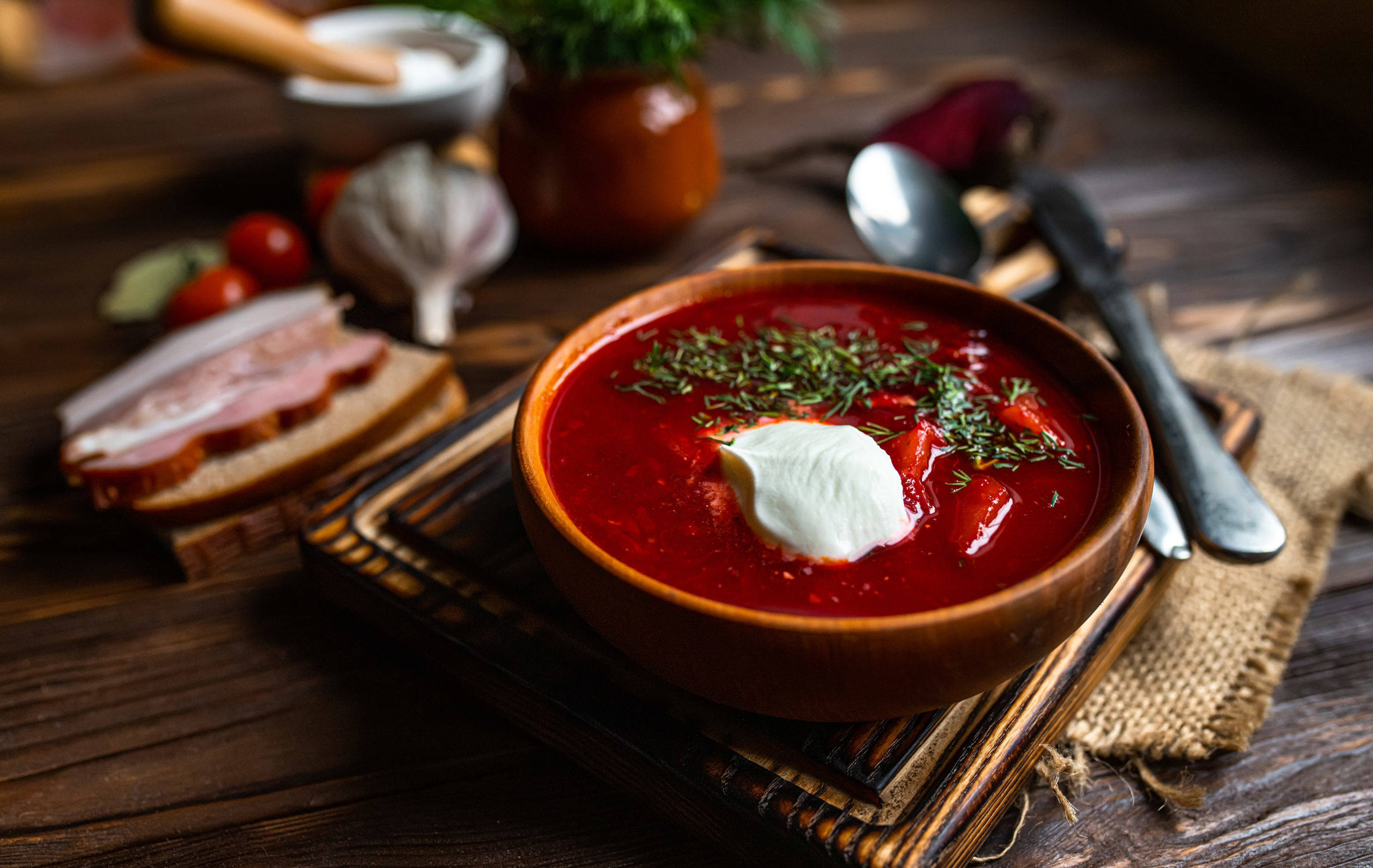 borscht, wooden bowl, sour cream, 2K Desktop Wallpaper