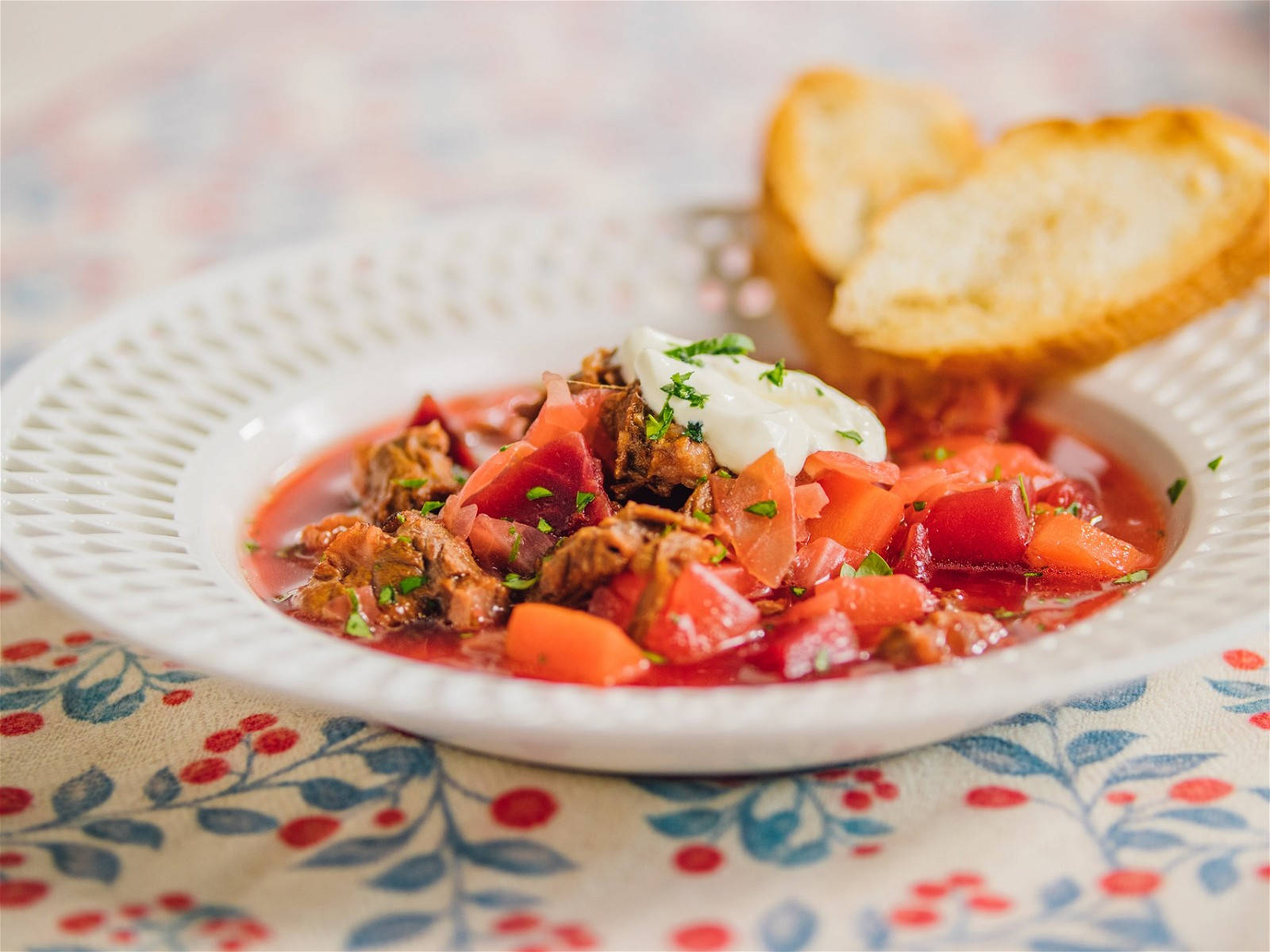 tomato borscht soup, sour cream, fresh herbs, HD Desktop Wallpaper