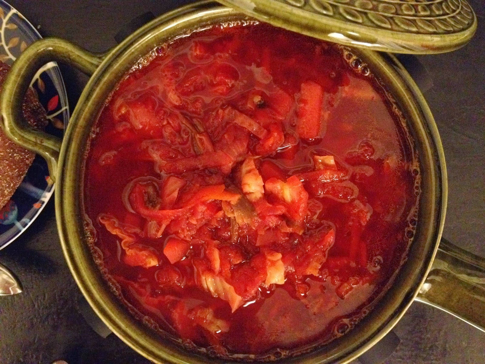 meat and cabbage borscht, steaming pot, rich red tomato soup, HD Desktop Wallpaper