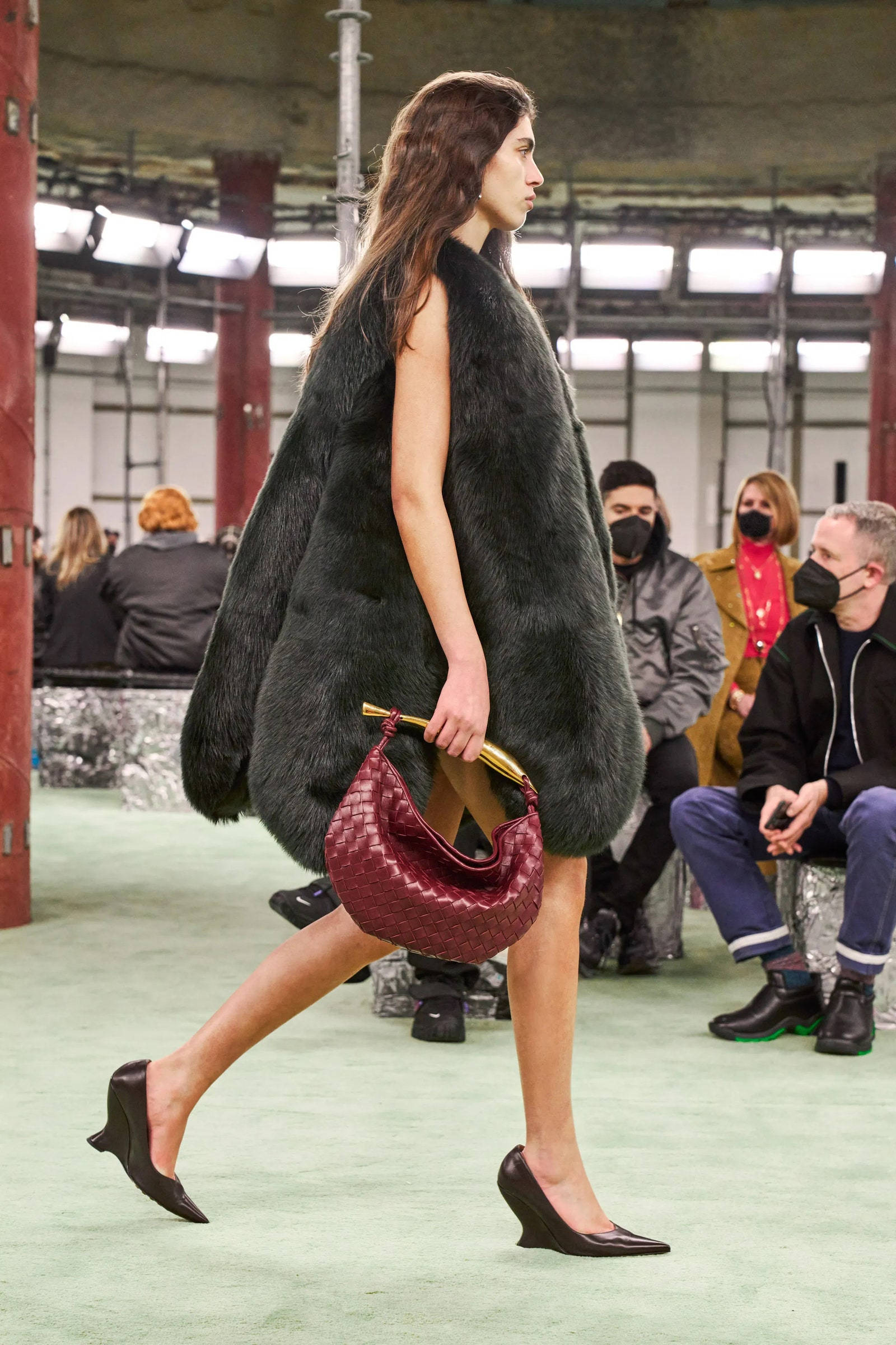 fluffy Bottega Veneta coat, dark fur cape, textured burgundy handbag, Full HD Phone Wallpaper