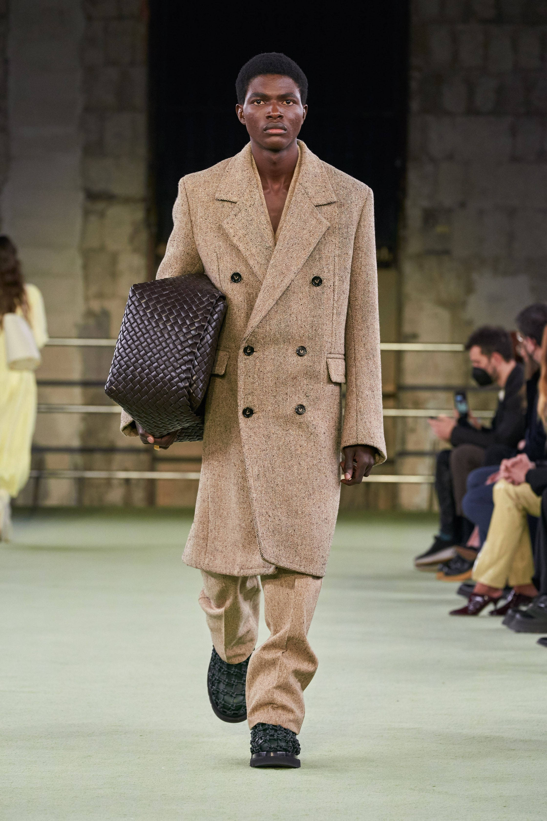 Bottega Veneta, brown bag, woven brown bag, 2K Phone Wallpaper