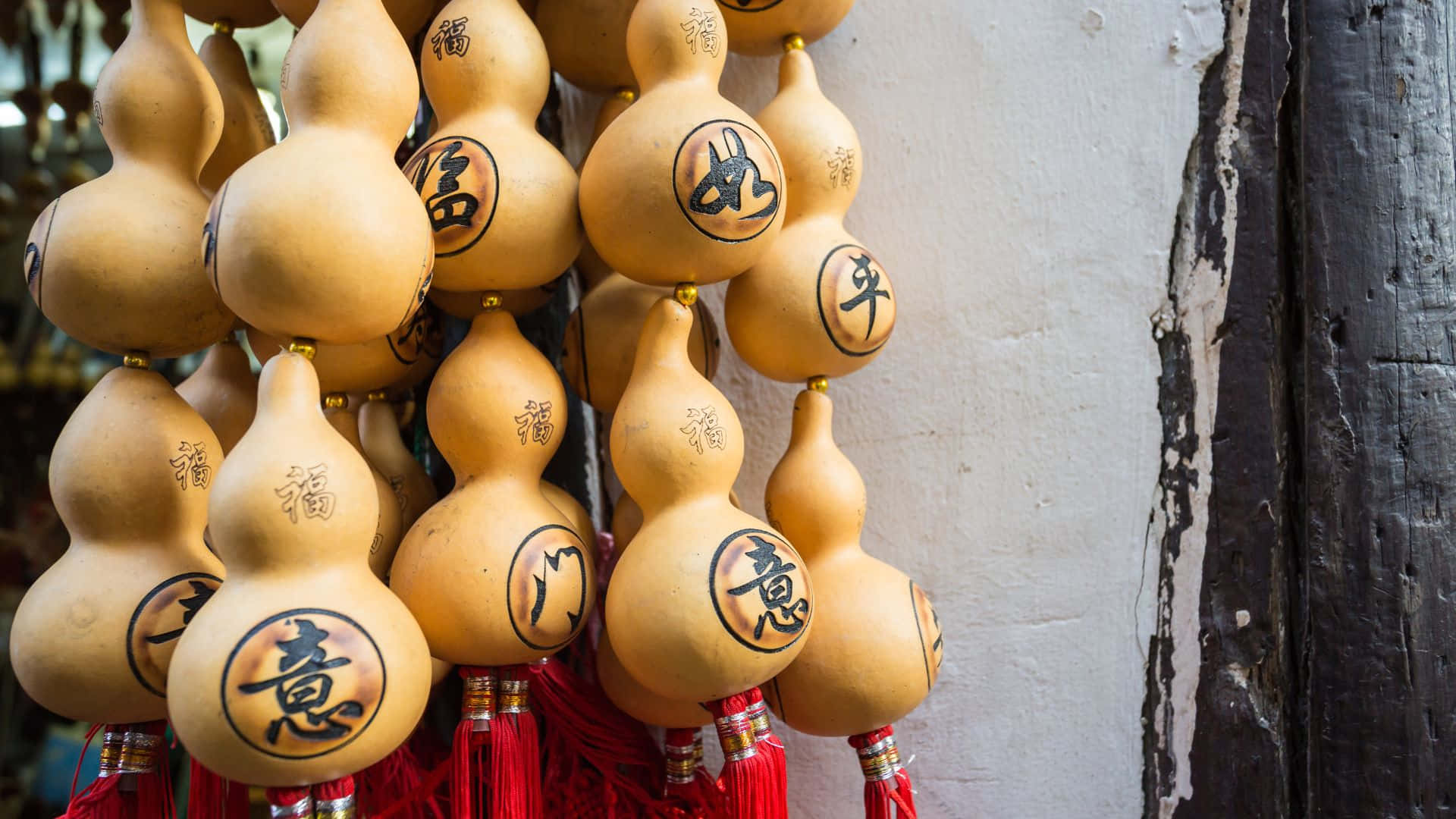 beige gourds, black Chinese characters, red tassels, Full HD Desktop Wallpaper