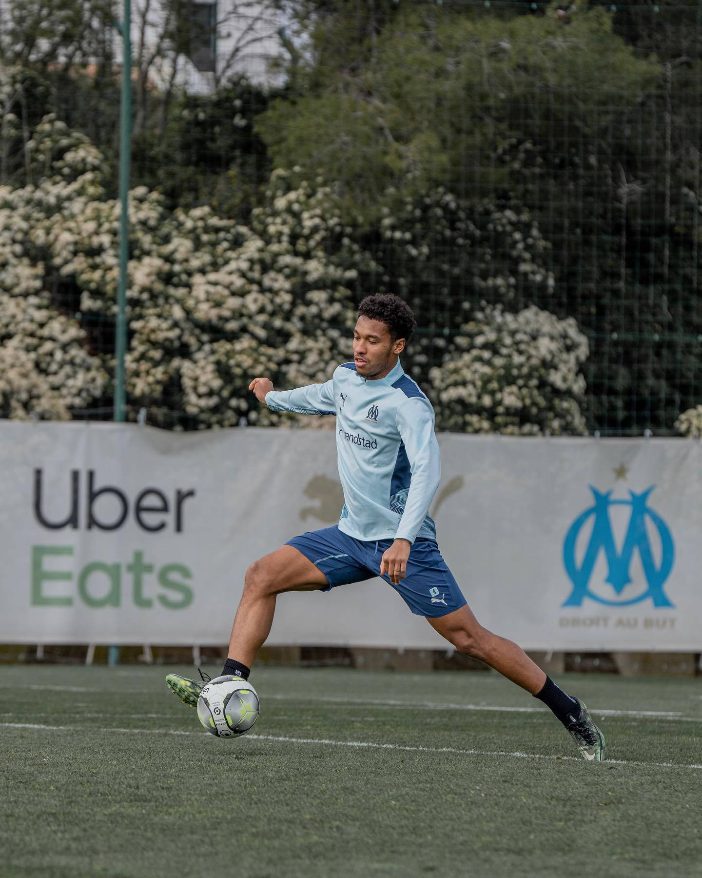 Boubacar Kamara, light blue training kit, green turf field, HD Phone Wallpaper
