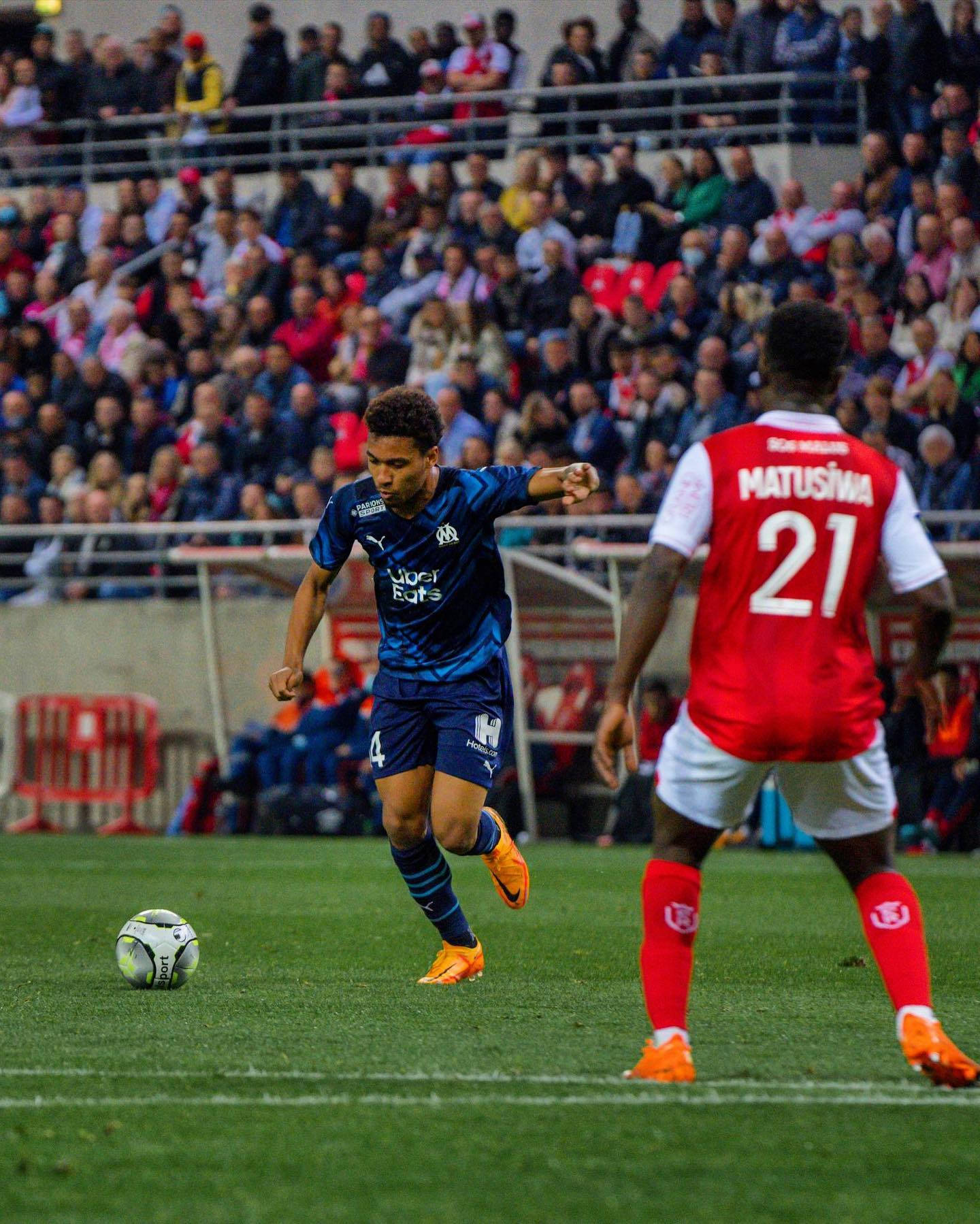 Boubacar Kamara, blue jersey, red-jerseyed opponent, HD Phone Wallpaper