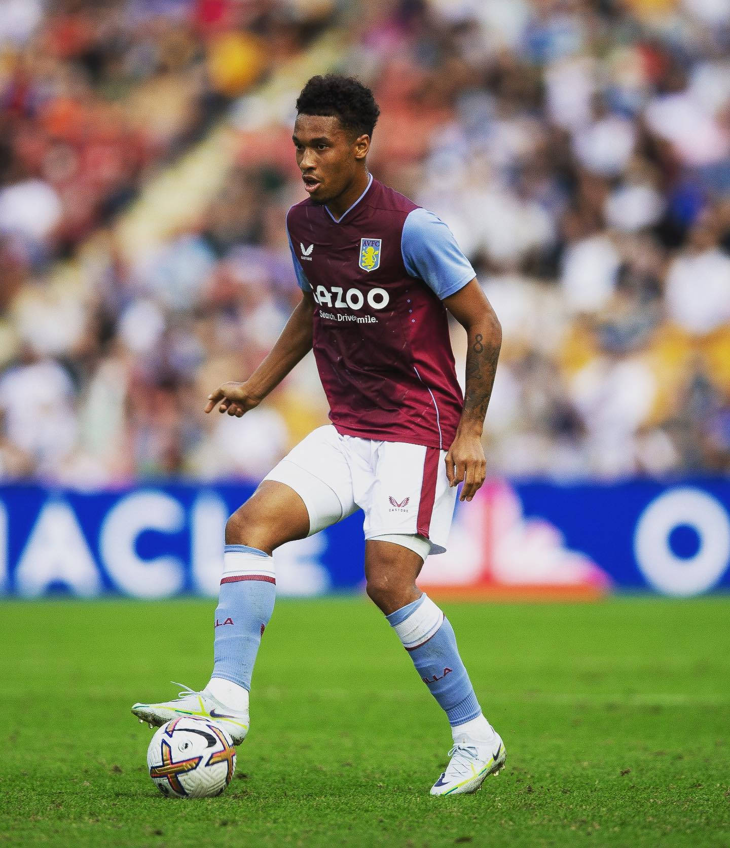 Boubacar Kamara, maroon and blue jersey, vibrant green pitch, HD Phone Wallpaper