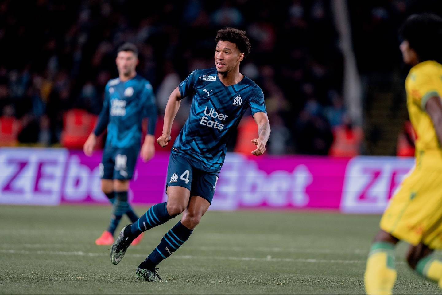 Boubacar Kamara, blue jersey, green pitch, HD Desktop Wallpaper
