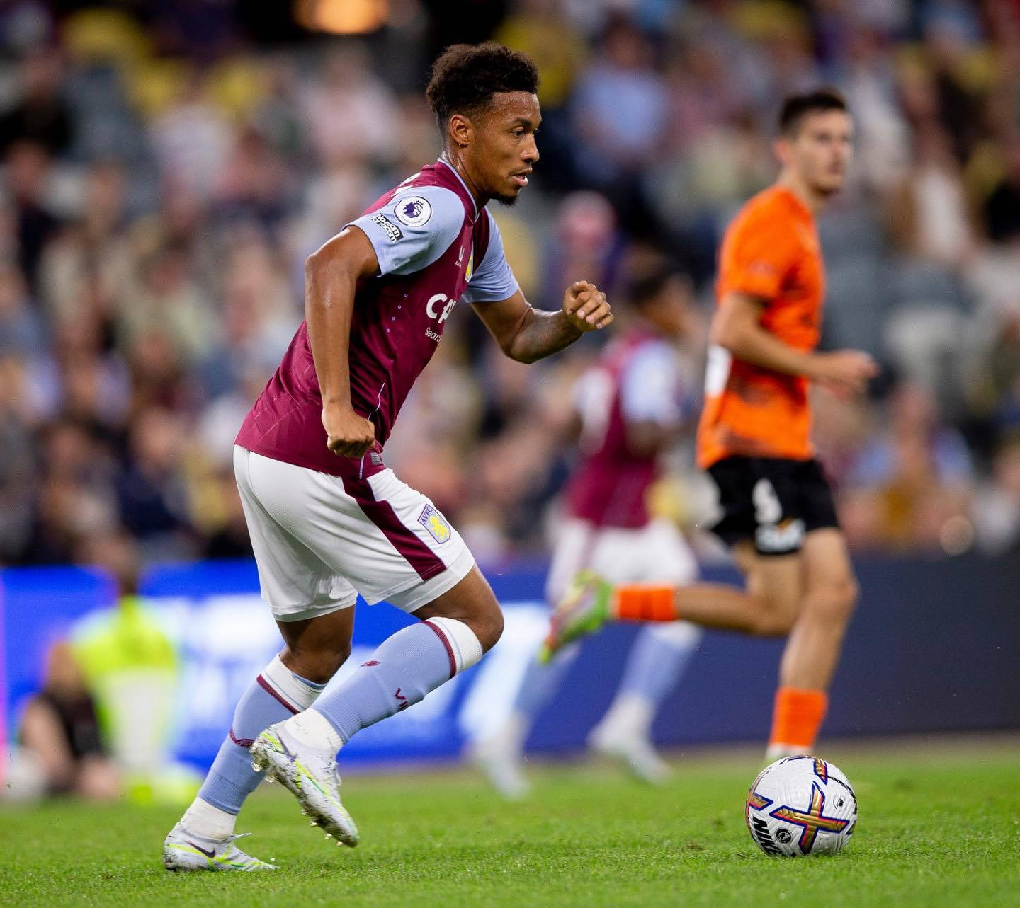 Boubacar Kamara, maroon and white kit, vibrant green pitch, HD Desktop Wallpaper