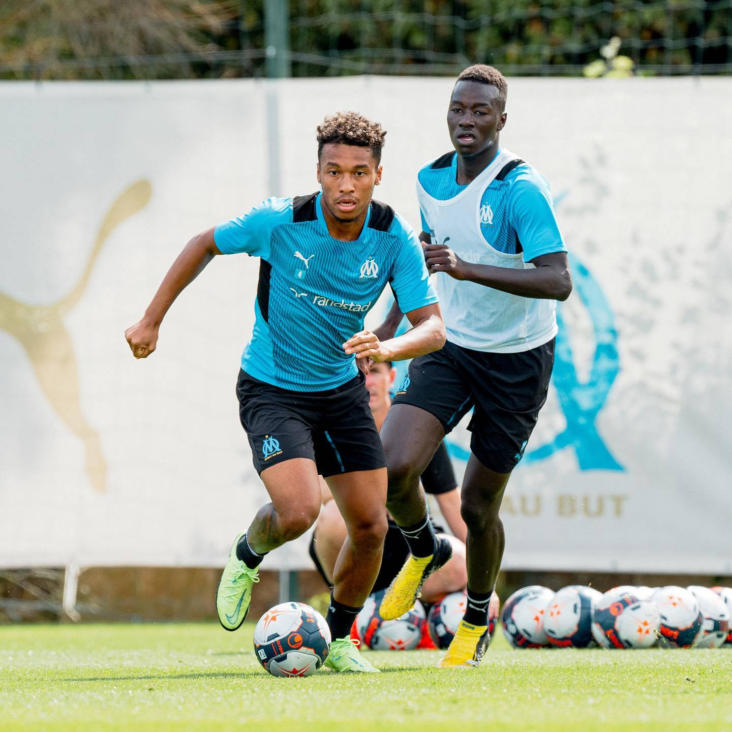 Boubacar Kamara, blue training kits, vibrant green field, HD Desktop Wallpaper