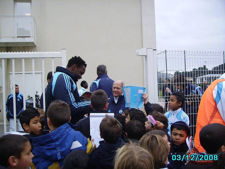Boubacar Kamara, blue tracksuit, crowd of young fans, SD Desktop Wallpaper