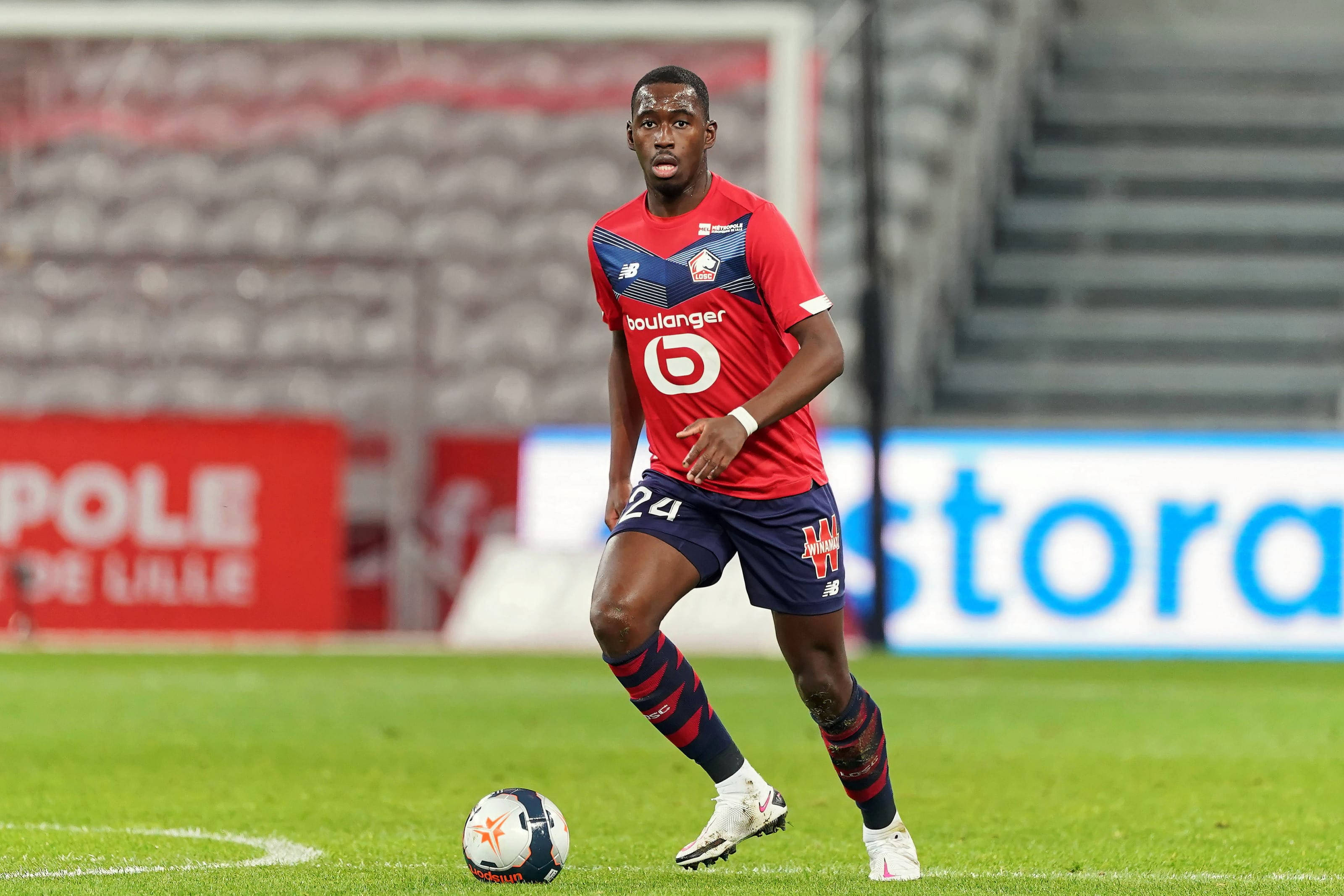 Boubakary Soumaré, red jersey, vibrant green pitch, 2K Desktop Wallpaper