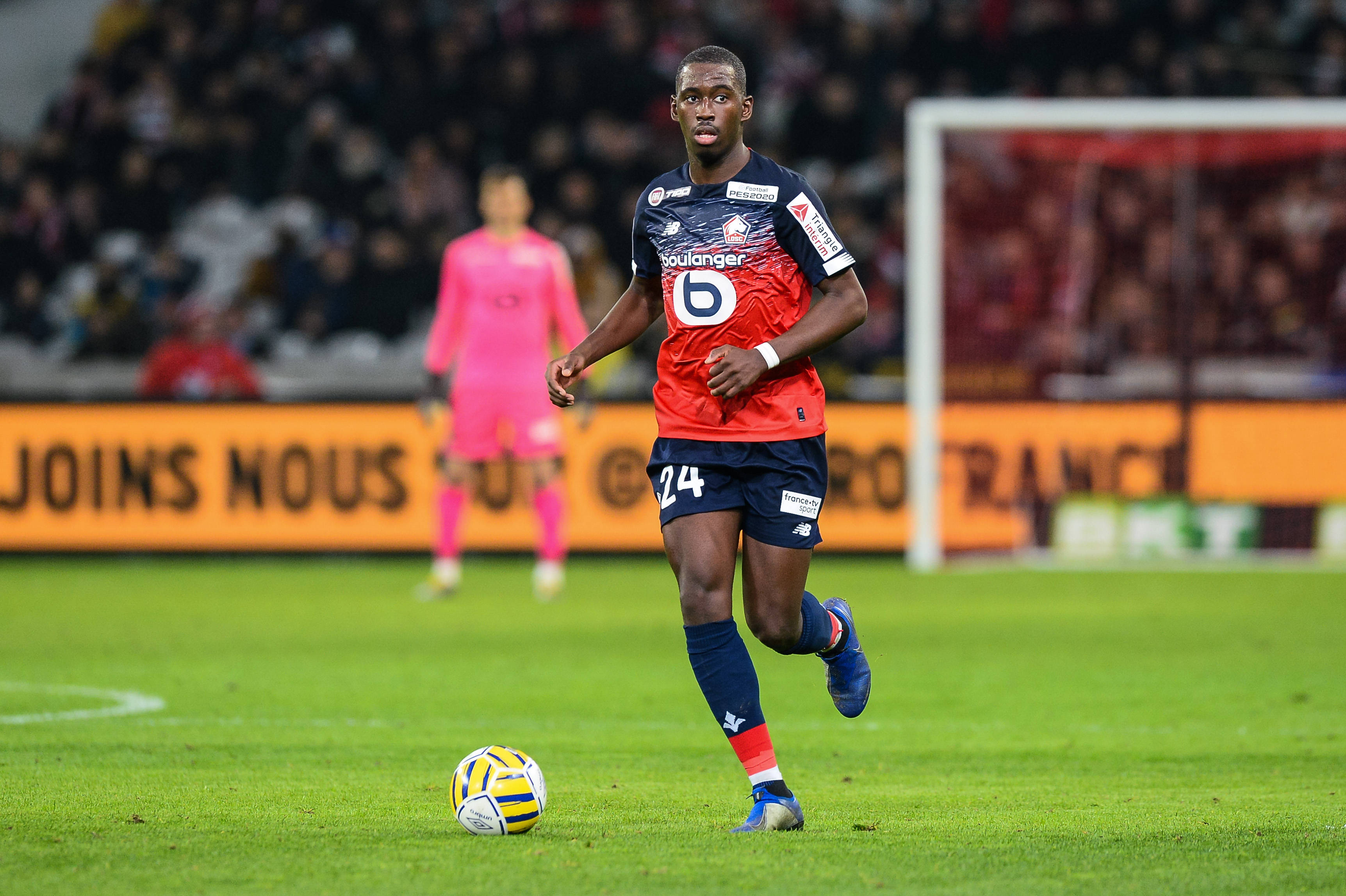 Boubakary Soumaré, red and navy blue jersey, yellow and blue ball, 2K Desktop Wallpaper