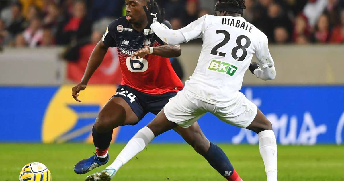 Boubakary Soumaré, vibrant green pitch, stadium lights, SD Desktop Wallpaper