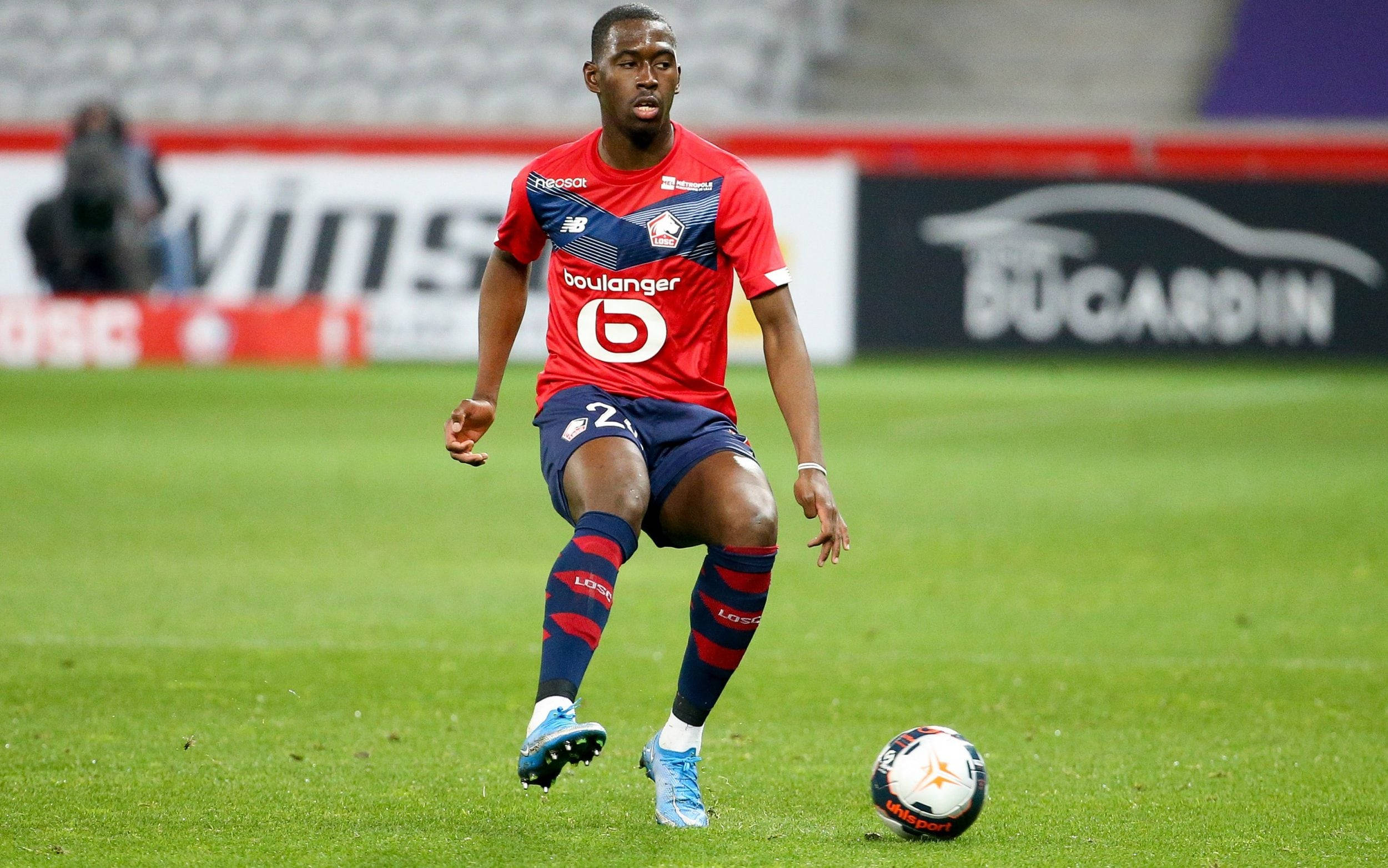 Boubakary Soumaré, red and blue jersey, green field, Full HD Desktop Wallpaper