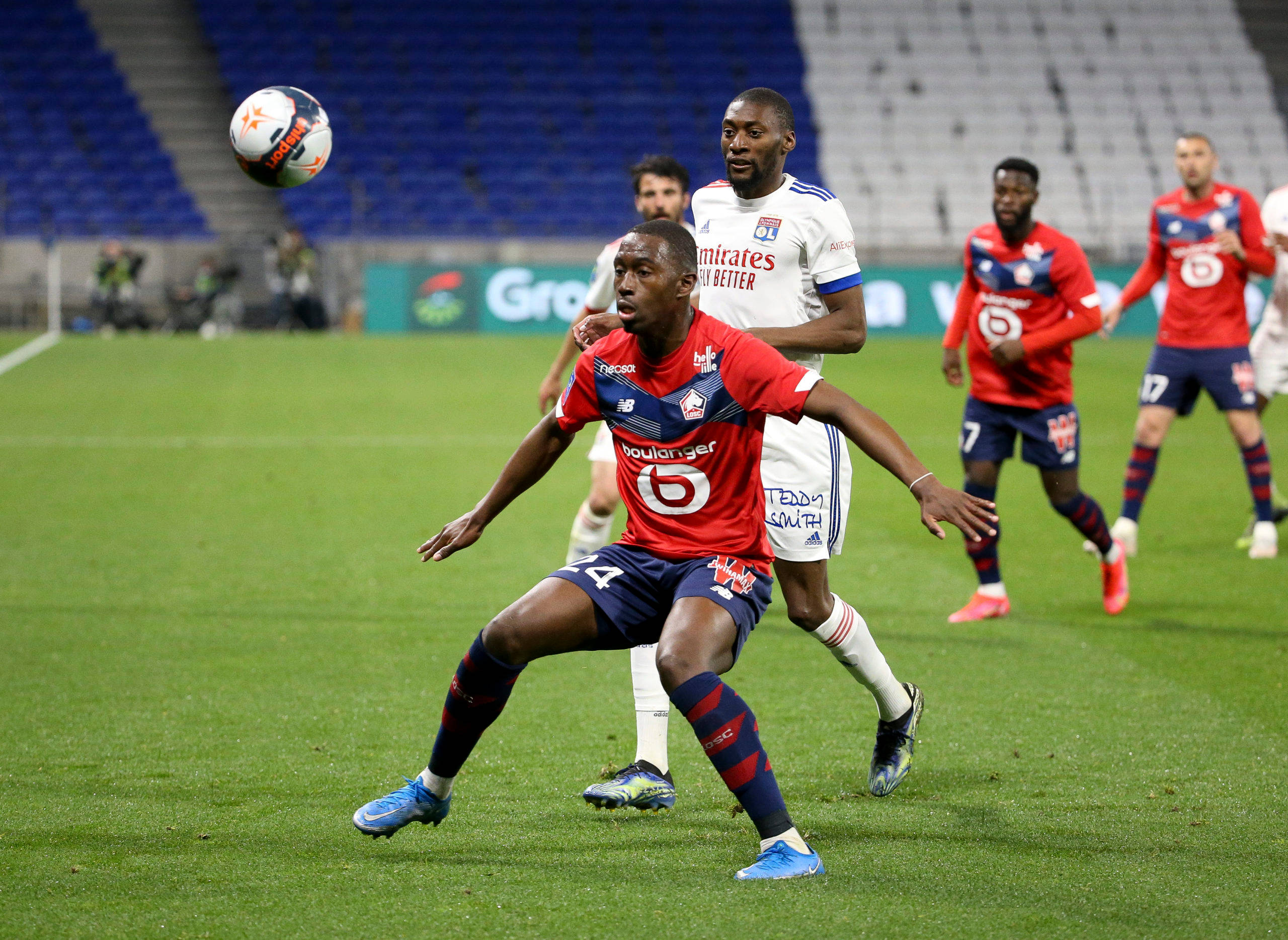 Boubakary Soumaré, red jersey, vibrant green pitch, 2K Desktop Wallpaper