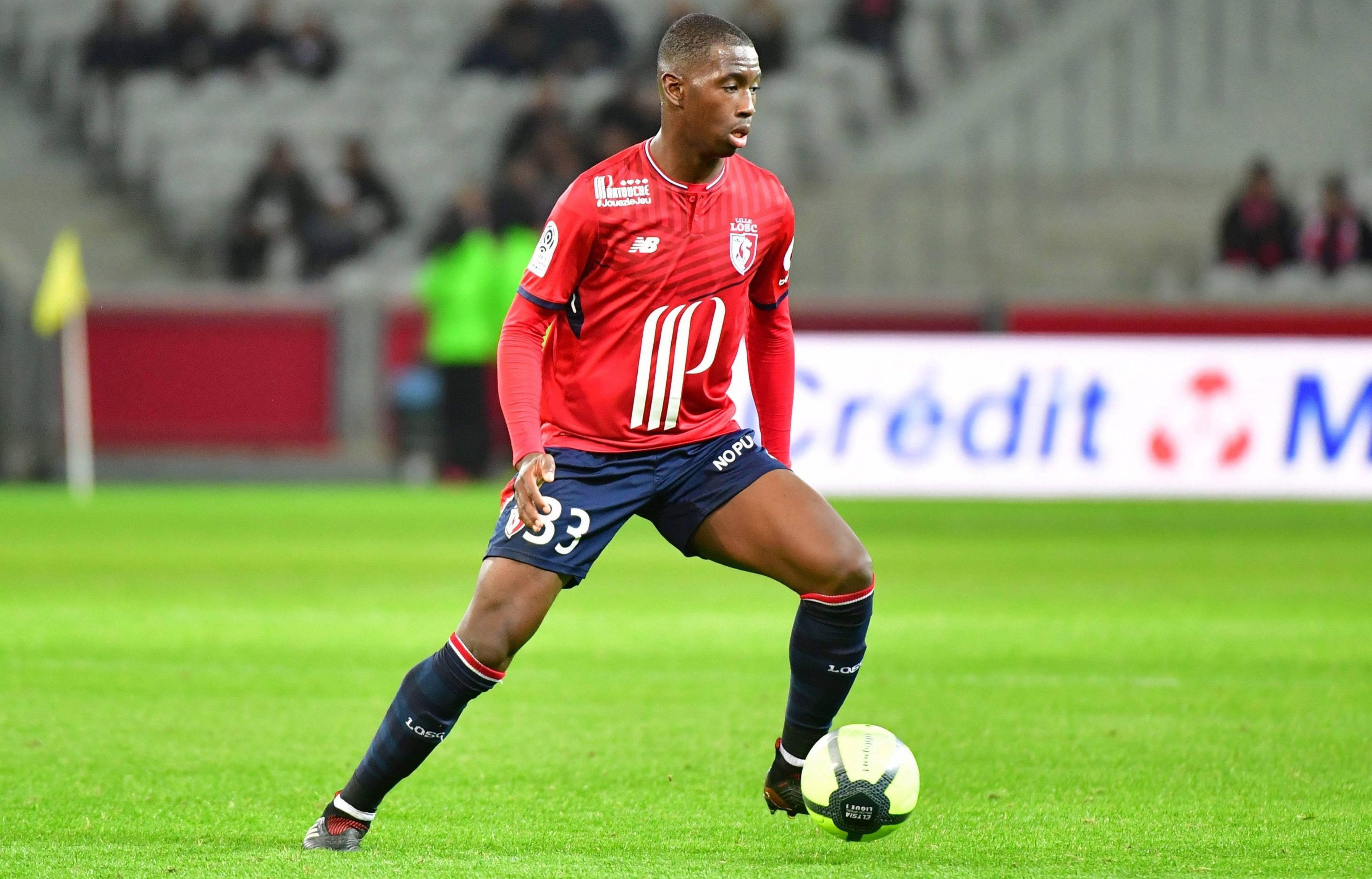 Boubakary Soumaré, red jersey, vibrant green pitch, 2K Desktop Wallpaper