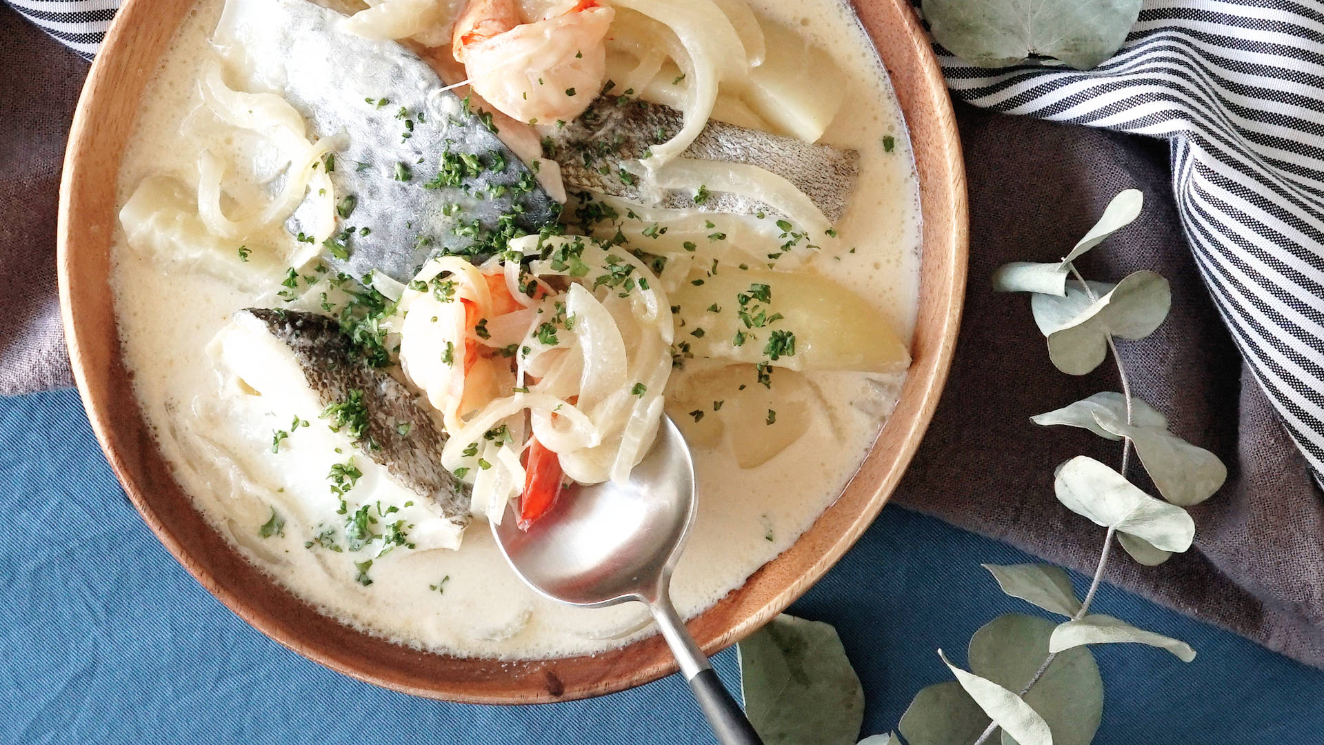 white creamy bouillabaisse, wooden bowl, parsley, Full HD Desktop Wallpaper