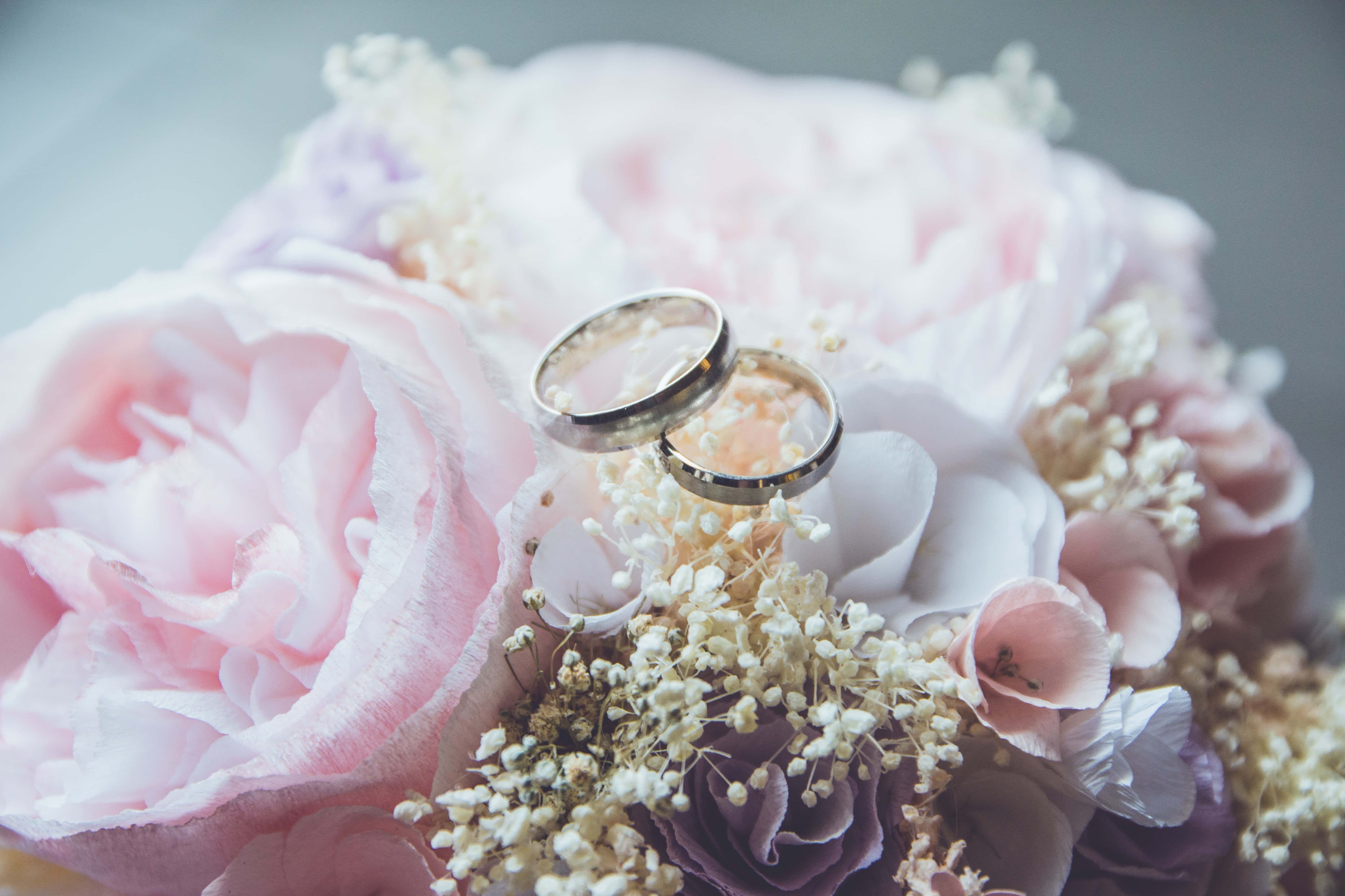 wedding ring, flower bouquet, pastel pink roses, 5K Desktop Wallpaper