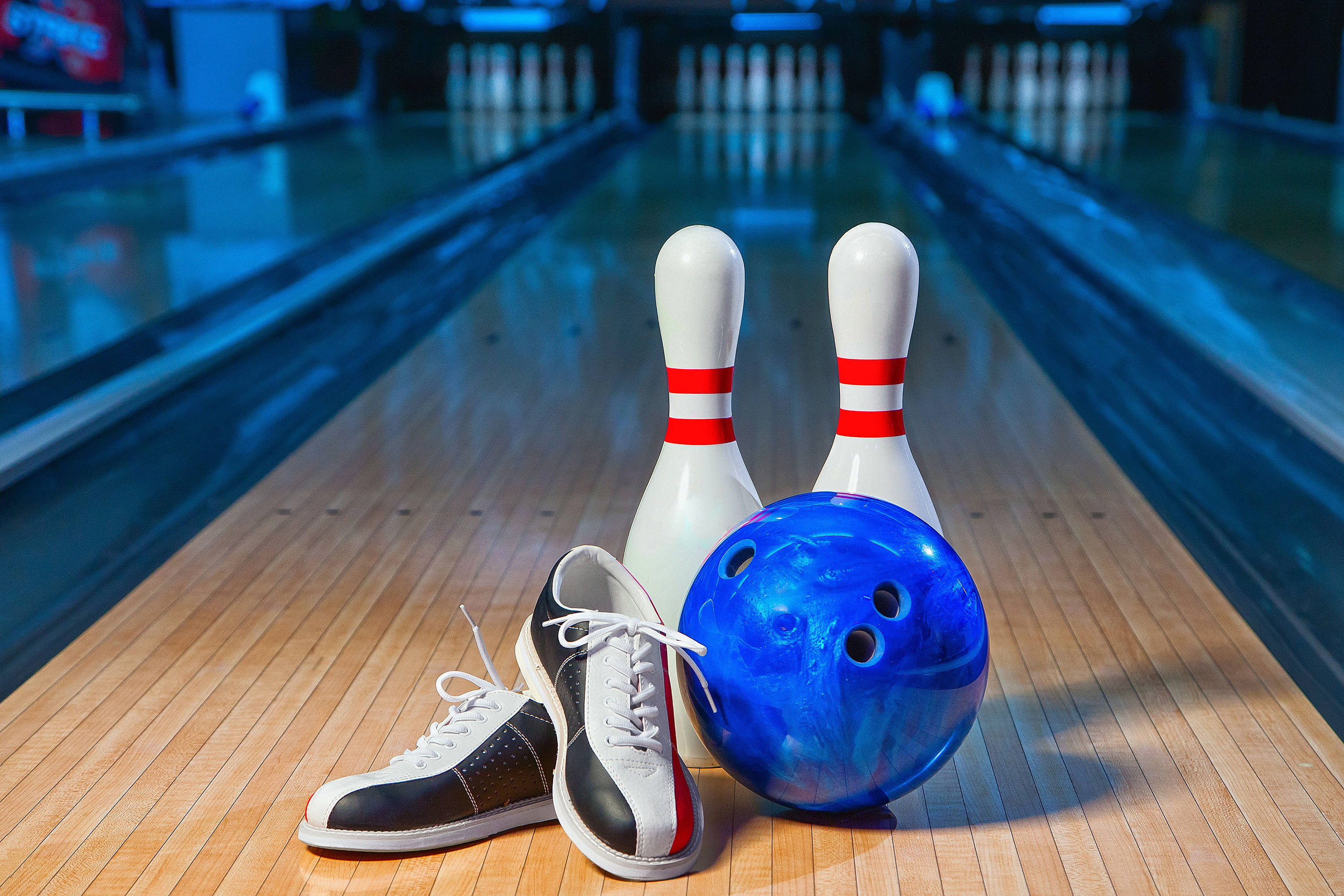 blue bowling ball, vintage shoes, two pins, 2K Desktop Wallpaper