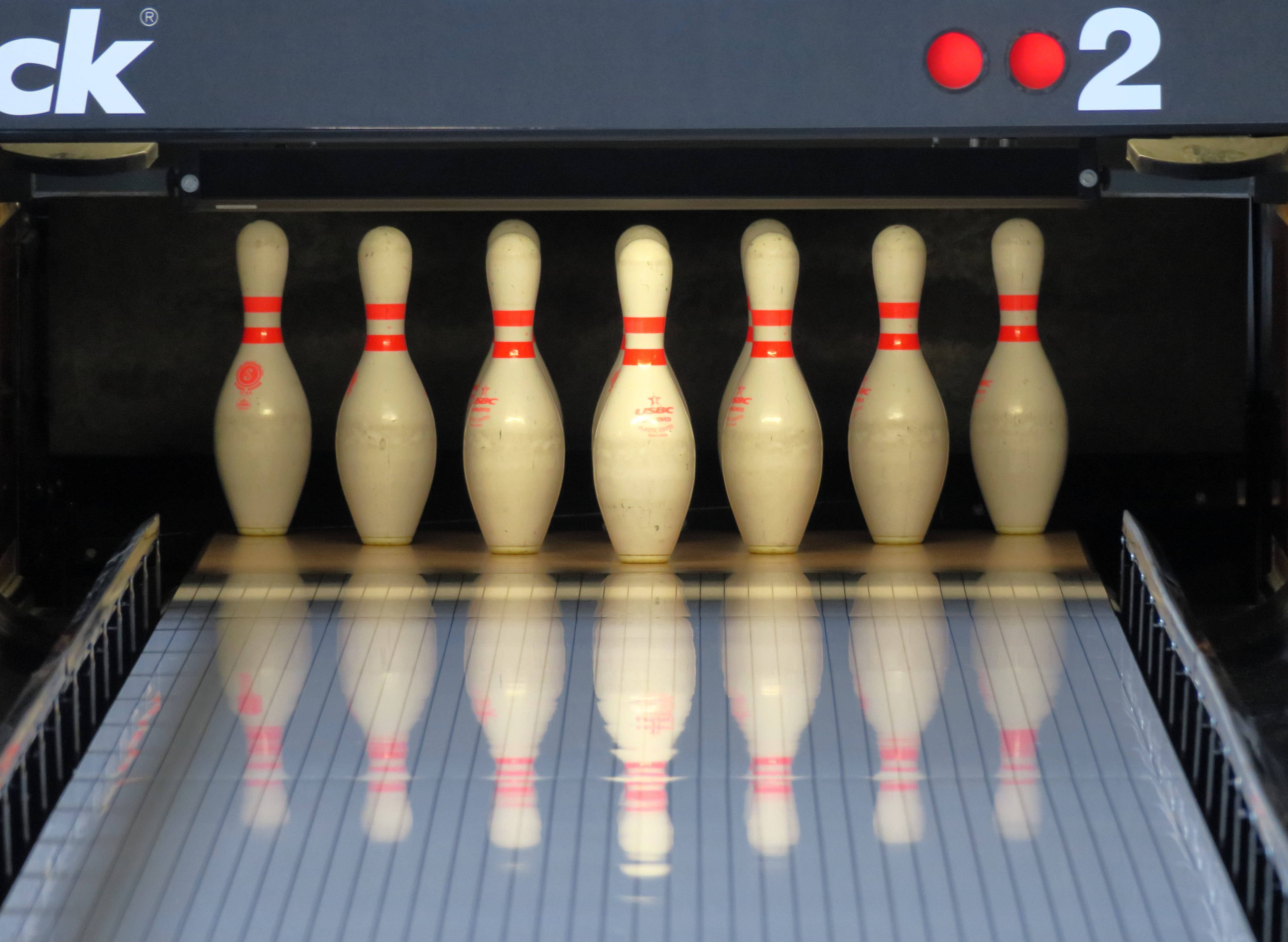 bowling pins, white, red stripes, 4K Desktop Wallpaper