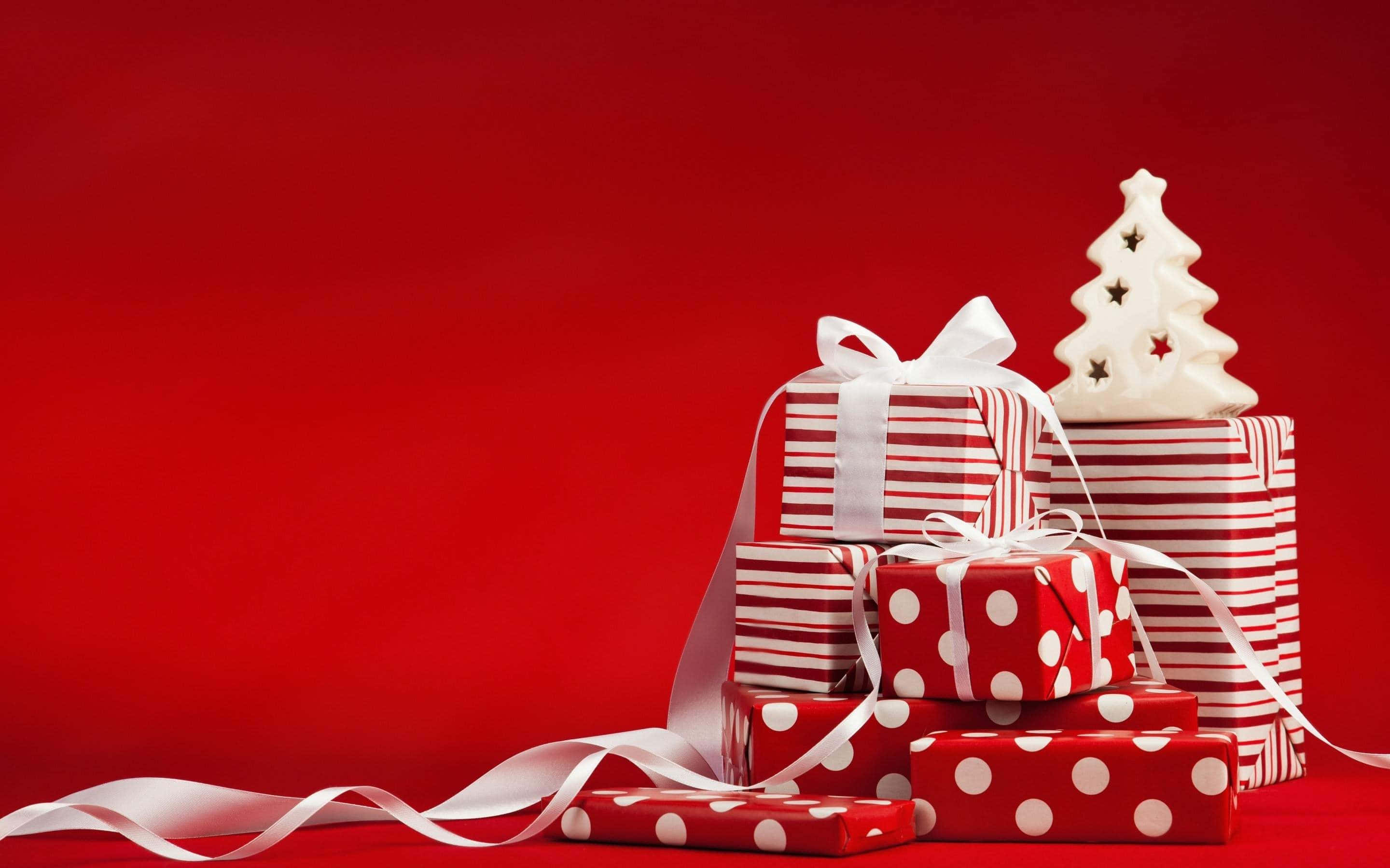 red and white patterned gift boxes, ribbons, white ceramic Christmas tree, 2K Desktop Wallpaper