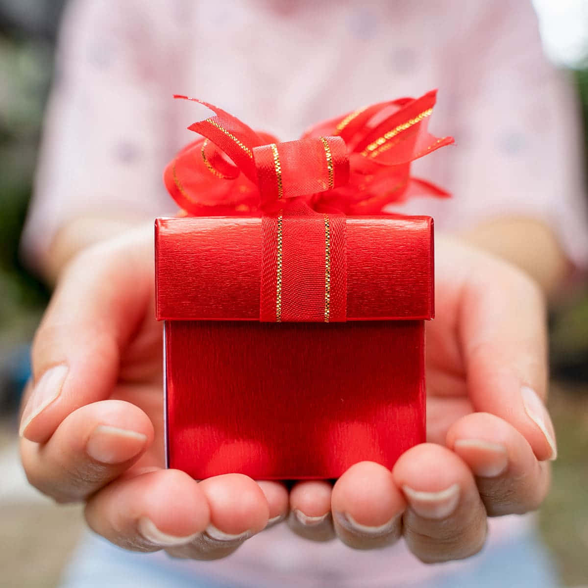 red gift box, shiny red ribbon bow, Boxing day, SD Desktop Wallpaper