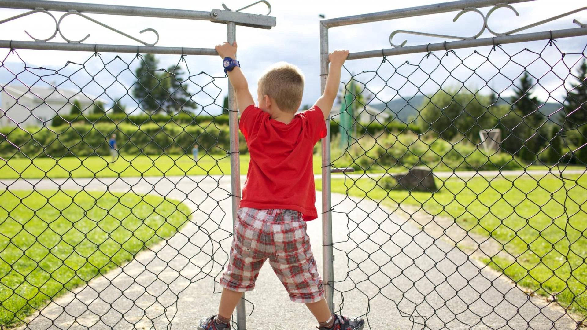 baby boy, red shirt, chain-link gate, Full HD Desktop Wallpaper