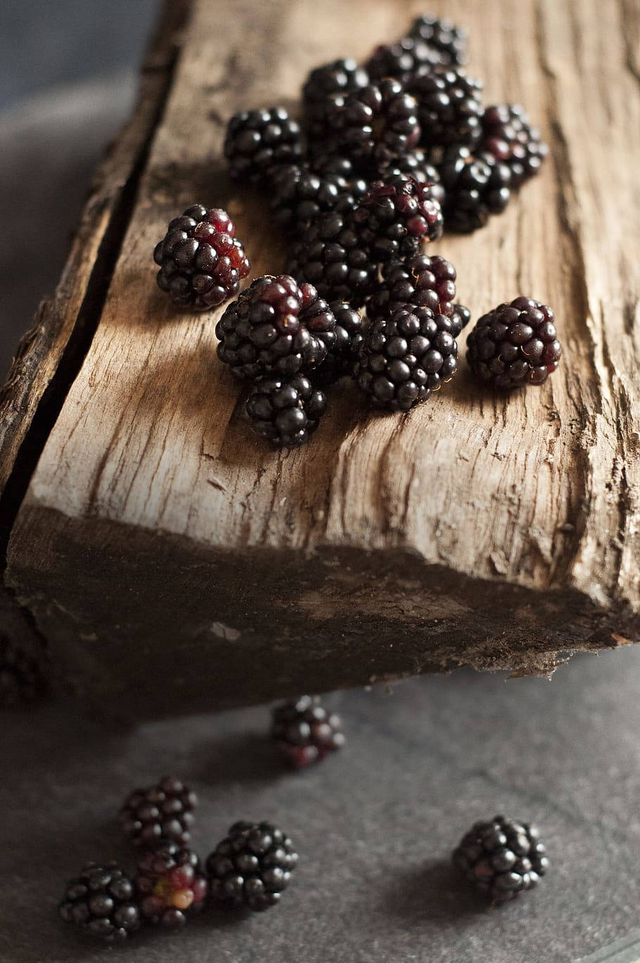 Boysenberry, wooden plank, blackberries, HD Phone Wallpaper