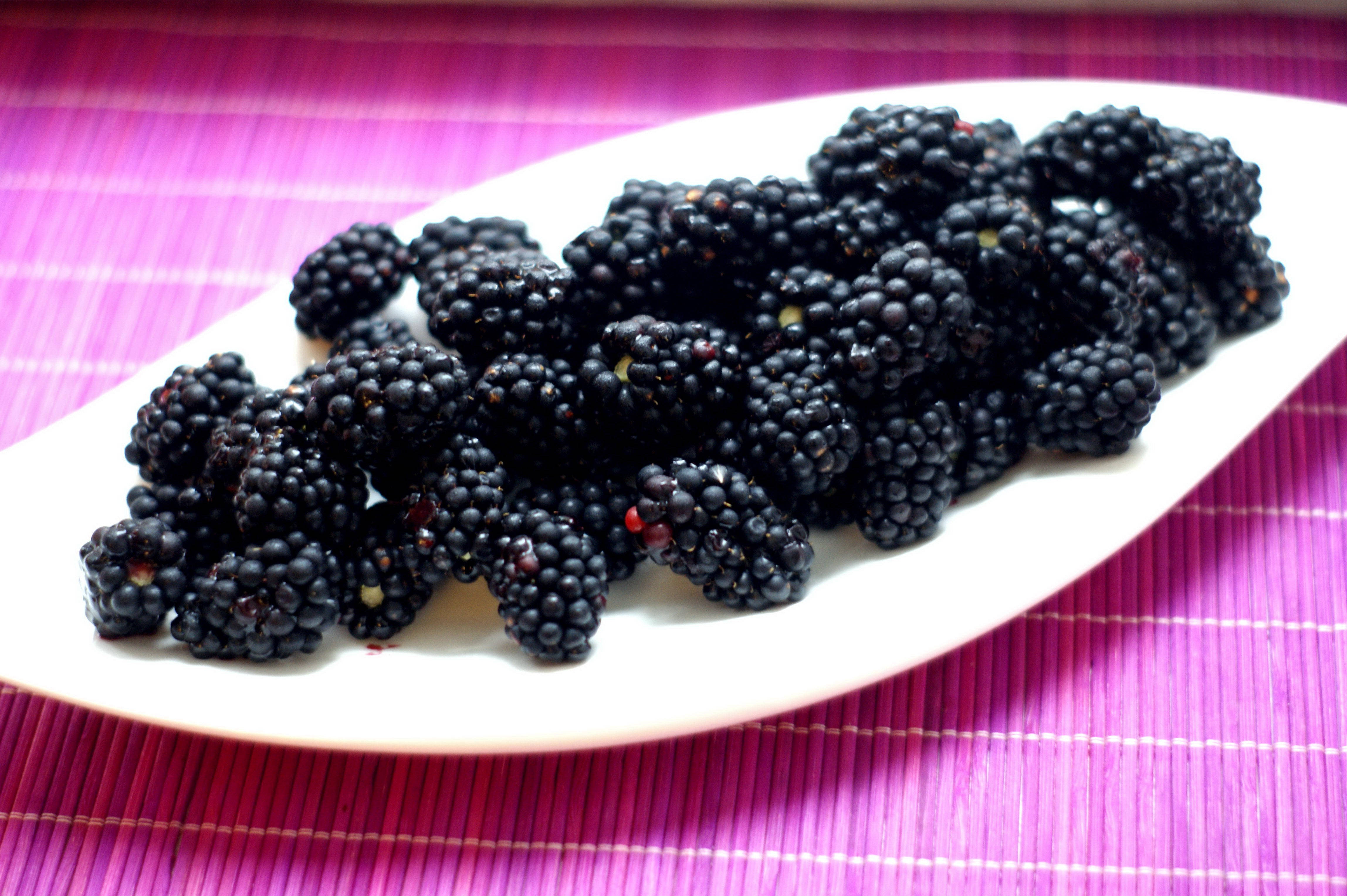 Boysenberry, black mulberry, white plate, 4K Desktop Wallpaper