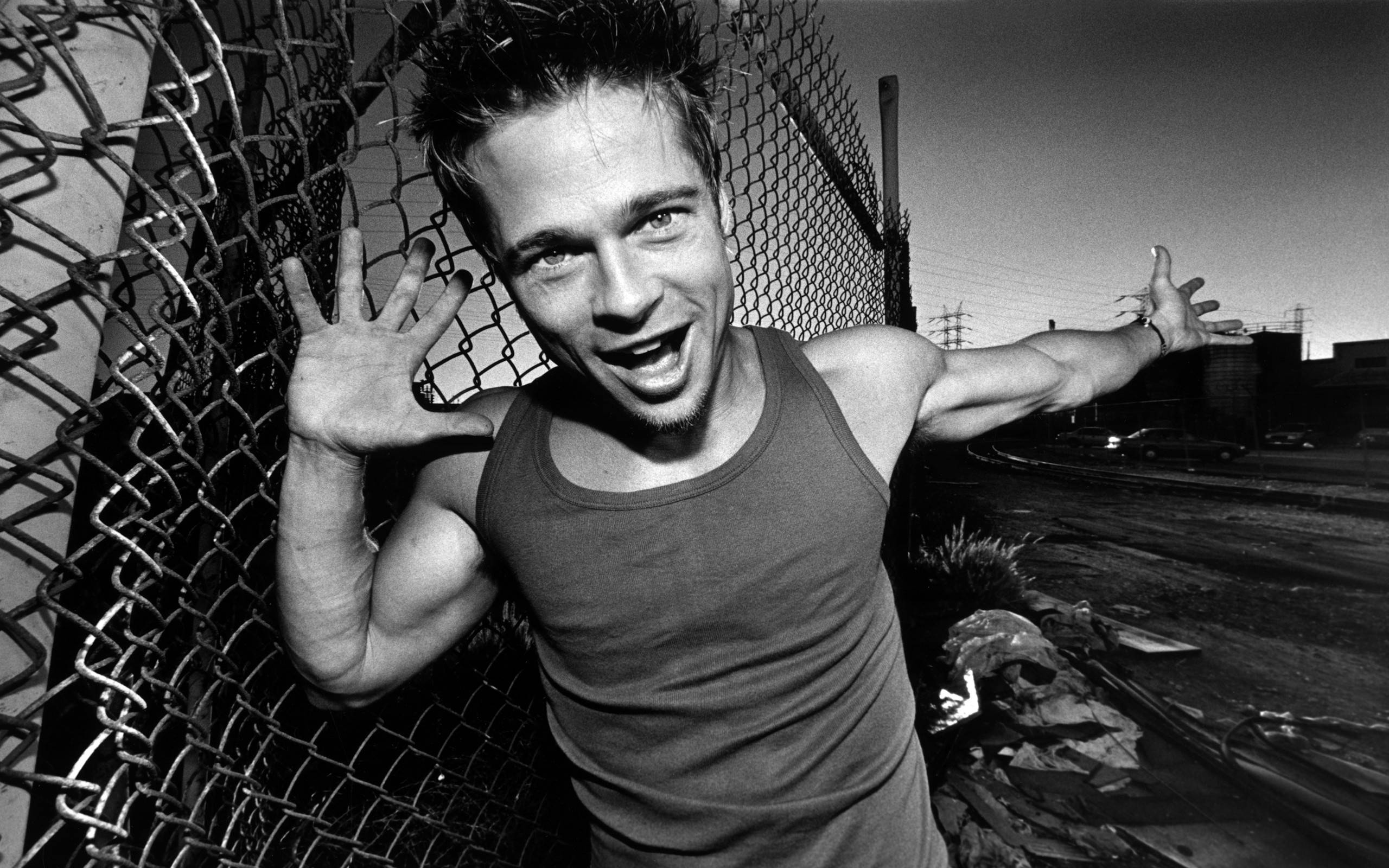 Brad Pitt, chain-link fence, sunset, 2K Desktop Wallpaper