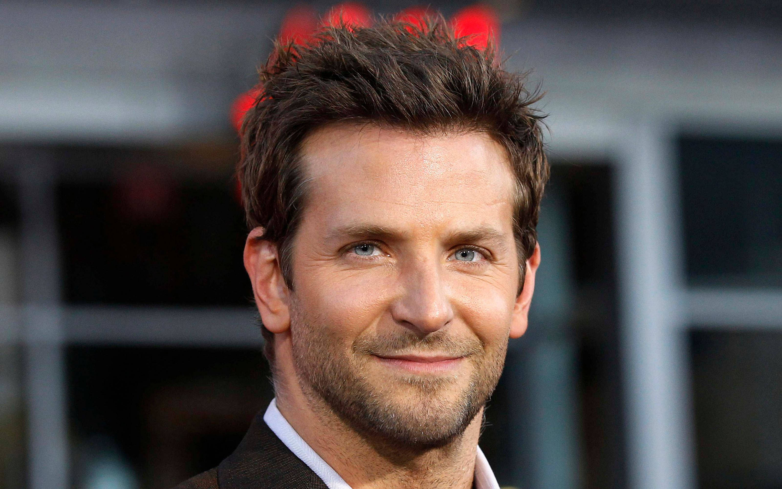 Bradley Cooper, blue eyes, stubble, 2K Desktop Wallpaper