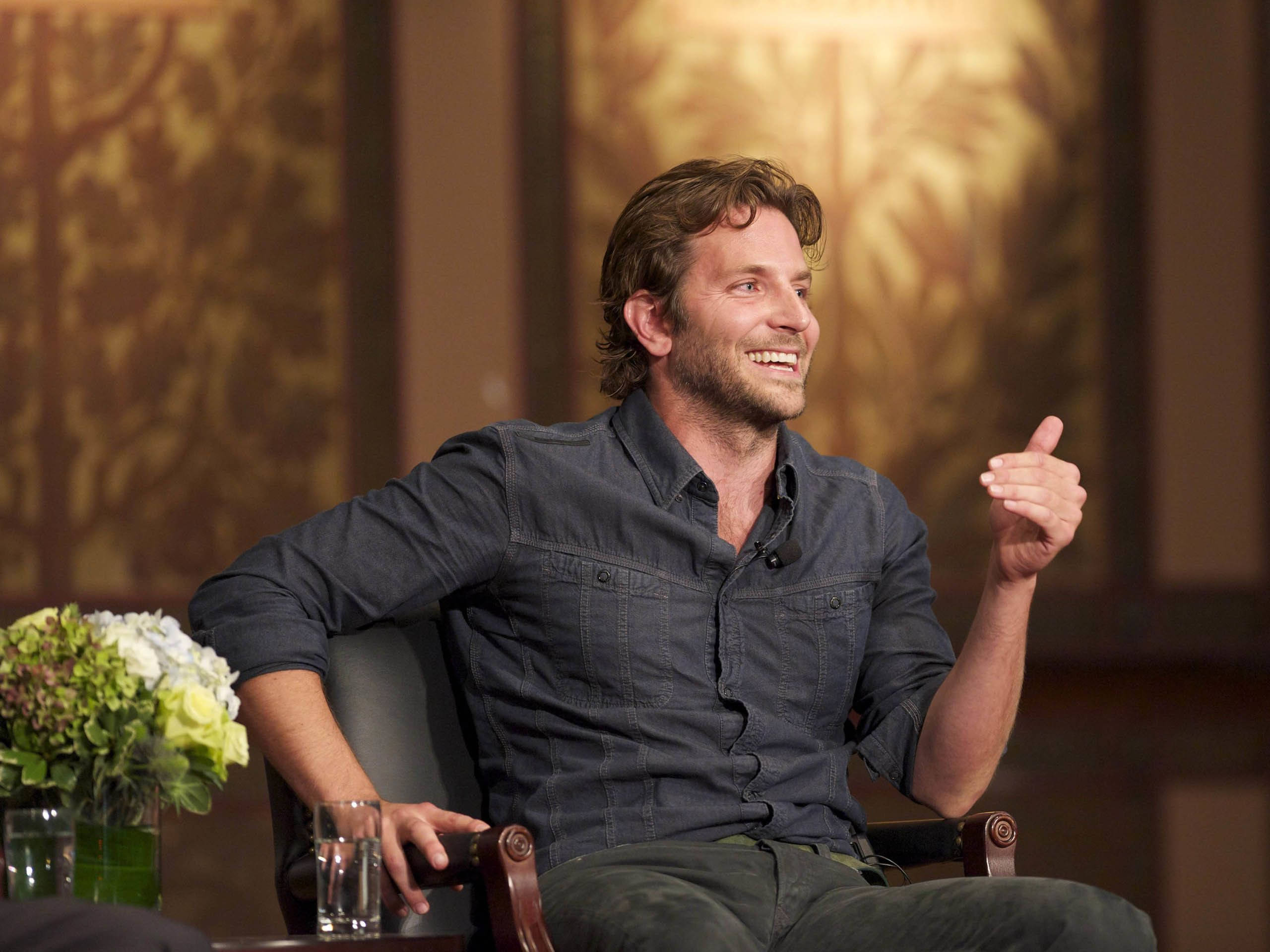Bradley Cooper, black, rolled up sleeves, 2K Desktop Wallpaper