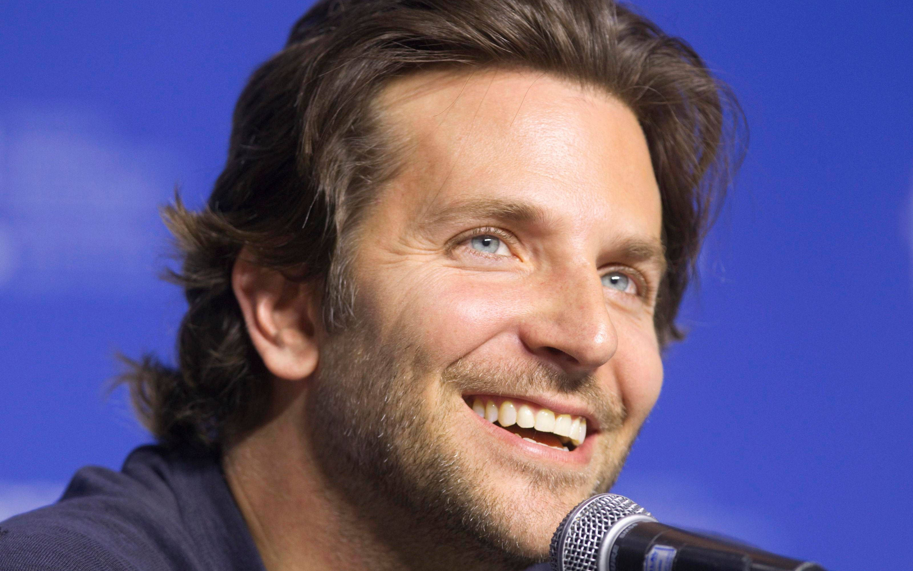 Bradley Cooper, blue eyes, brown hair, 2K Desktop Wallpaper