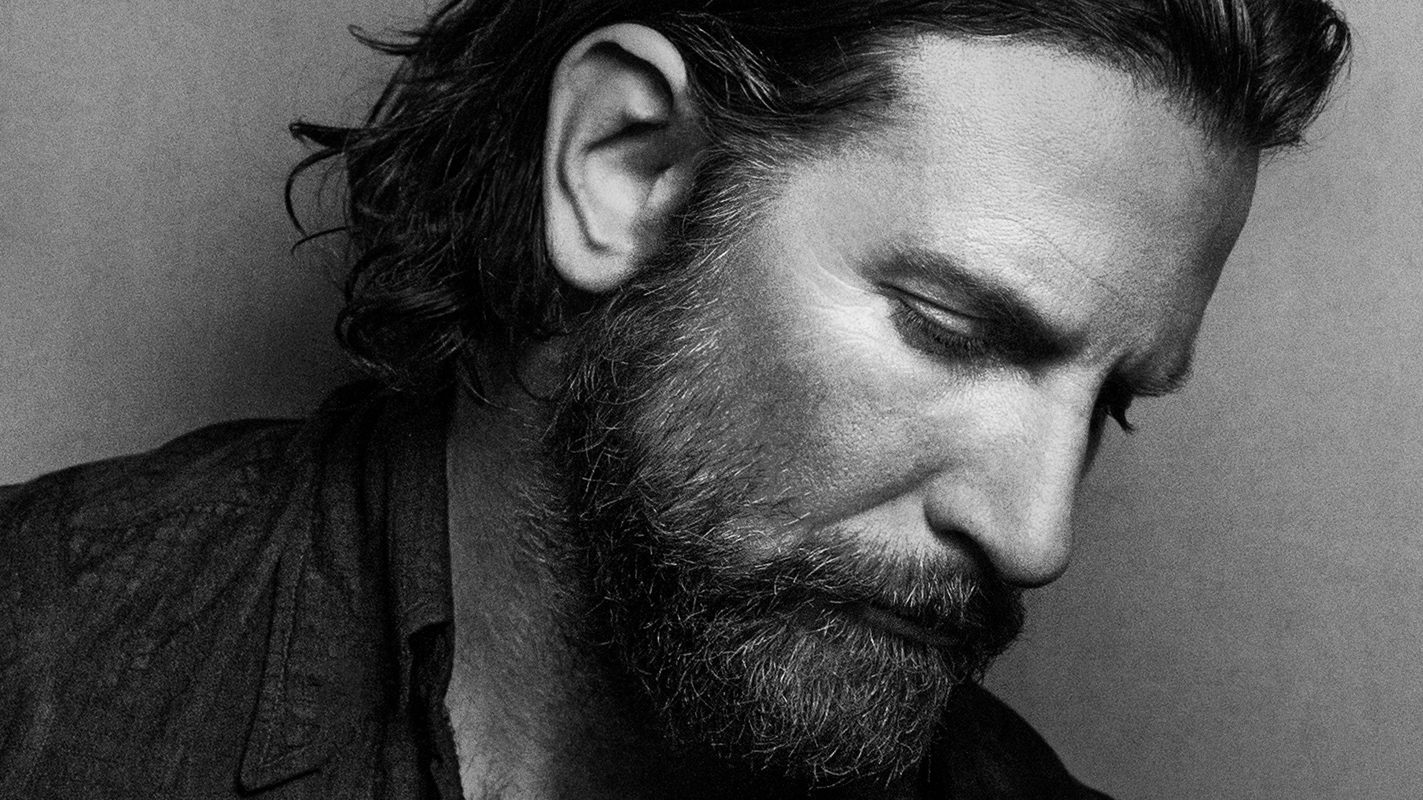 Bradley Cooper, greyscale, beard, 2K Desktop Wallpaper