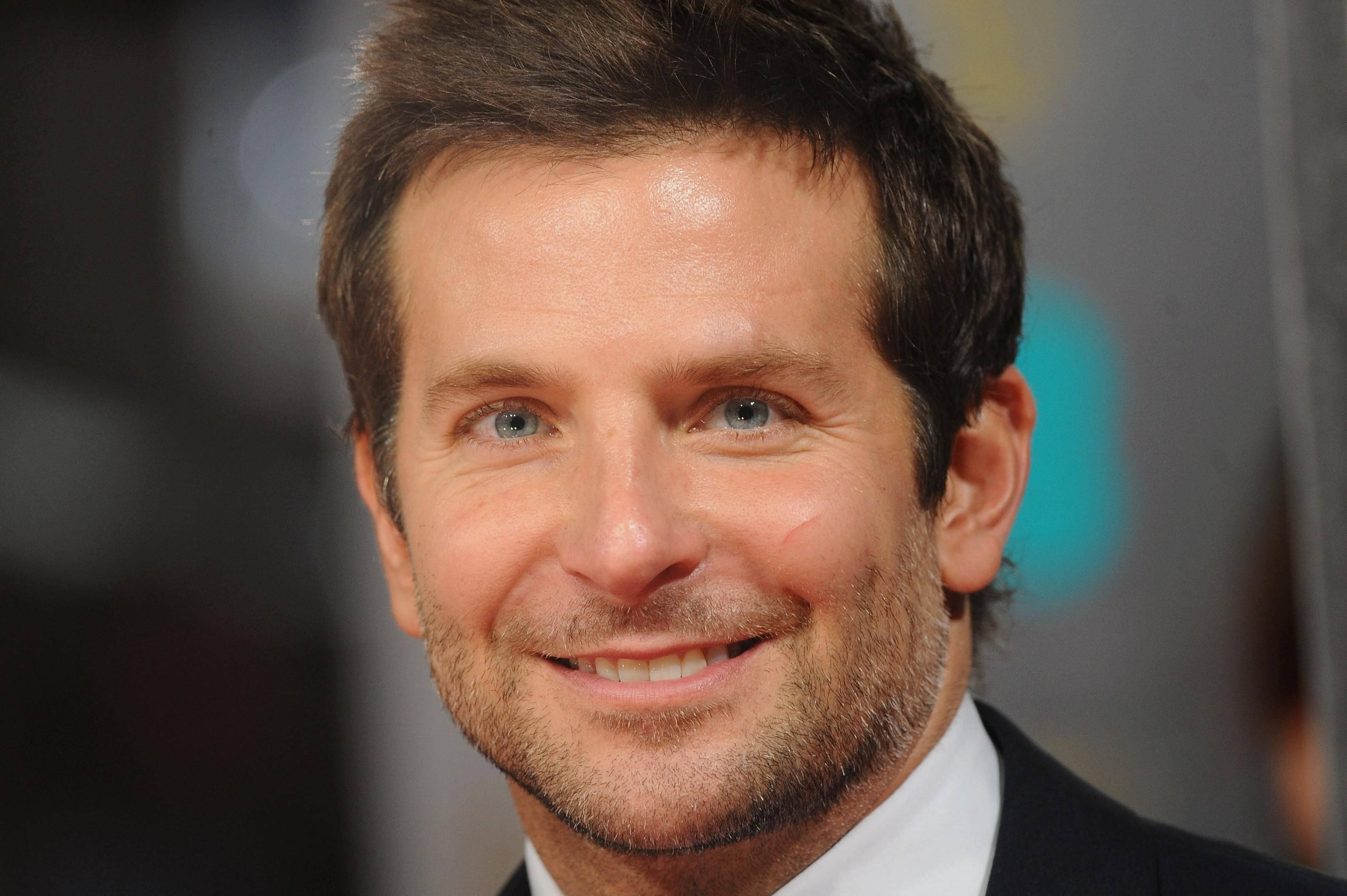 Bradley Cooper, blue eyes, stubble, 2K Desktop Wallpaper