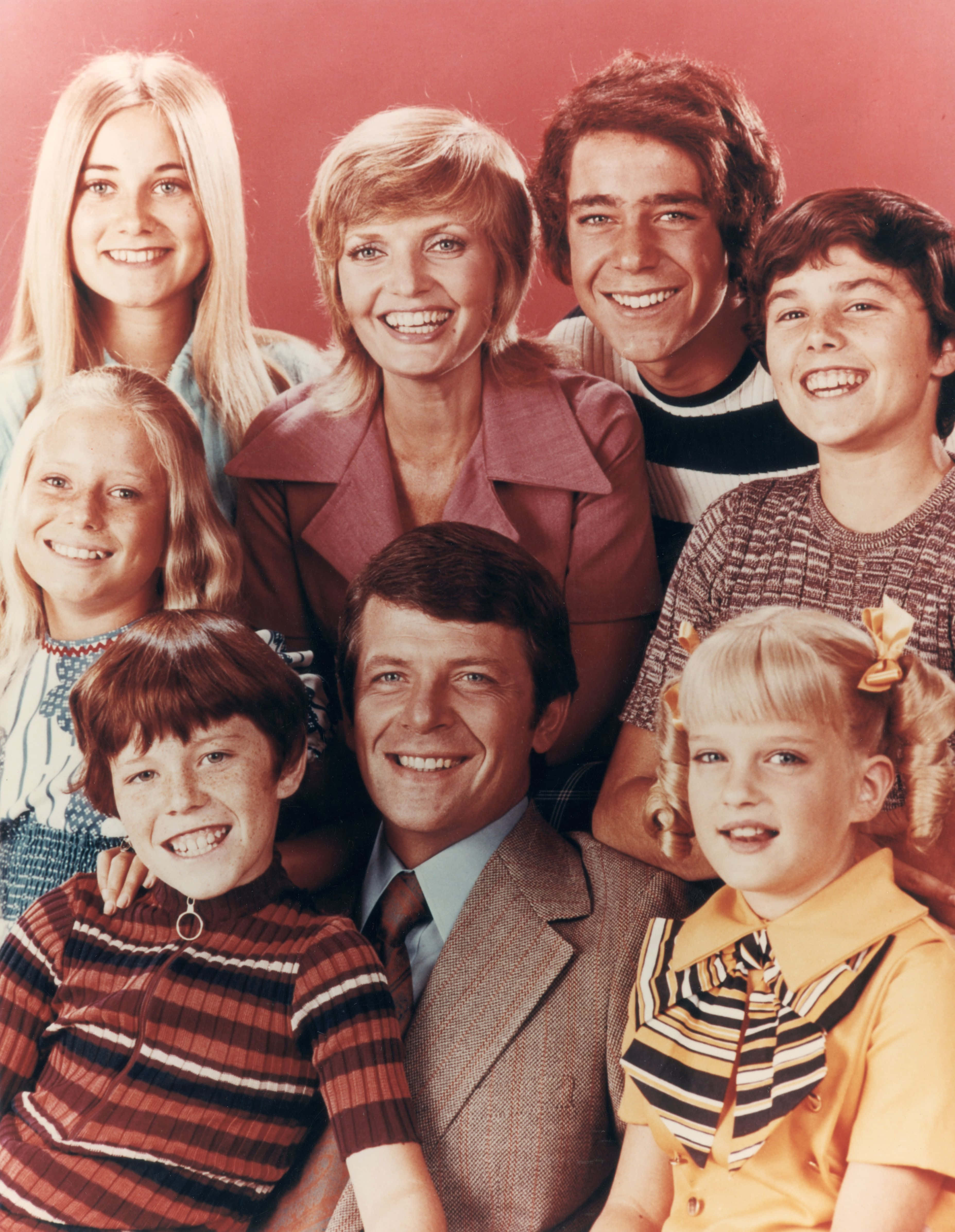 Brady bunch, vintage family portrait, seven smiling people, 4K Phone Wallpaper
