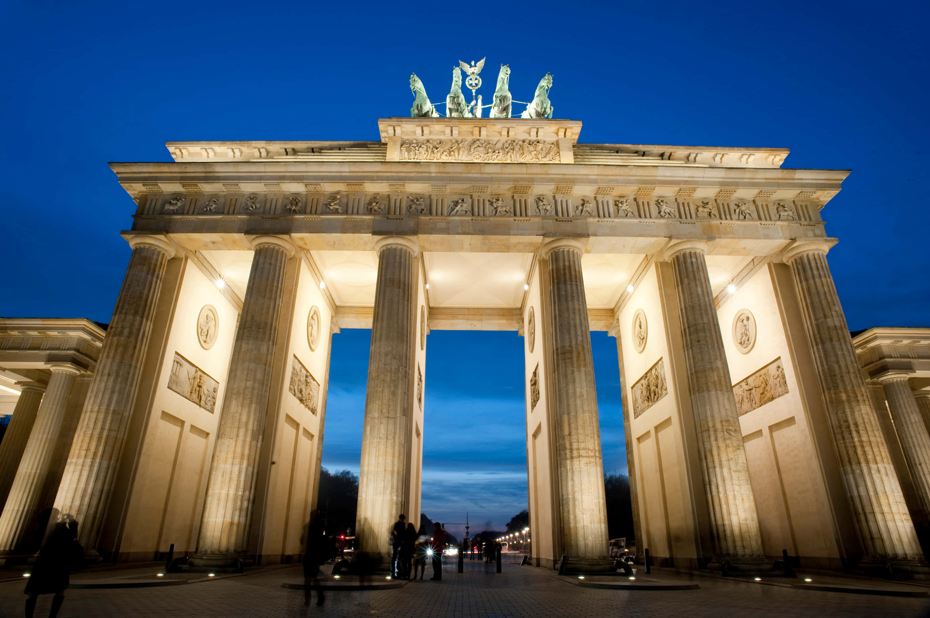 Brandenburg Gate, glowing horses statue, dusk, 2K Desktop Wallpaper