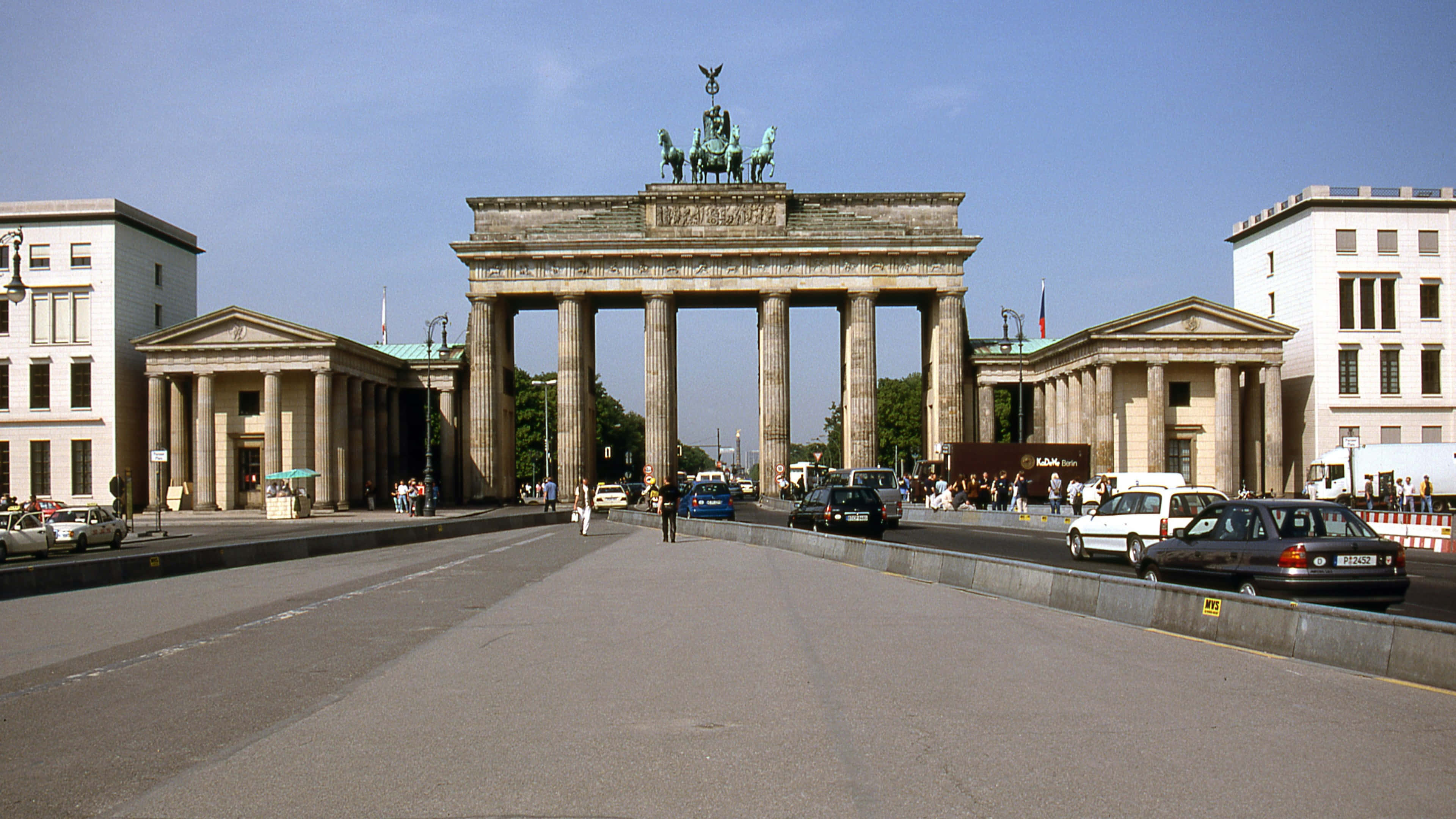 Brandenburg Gate, clear blue sky, cars, 4K Desktop Wallpaper