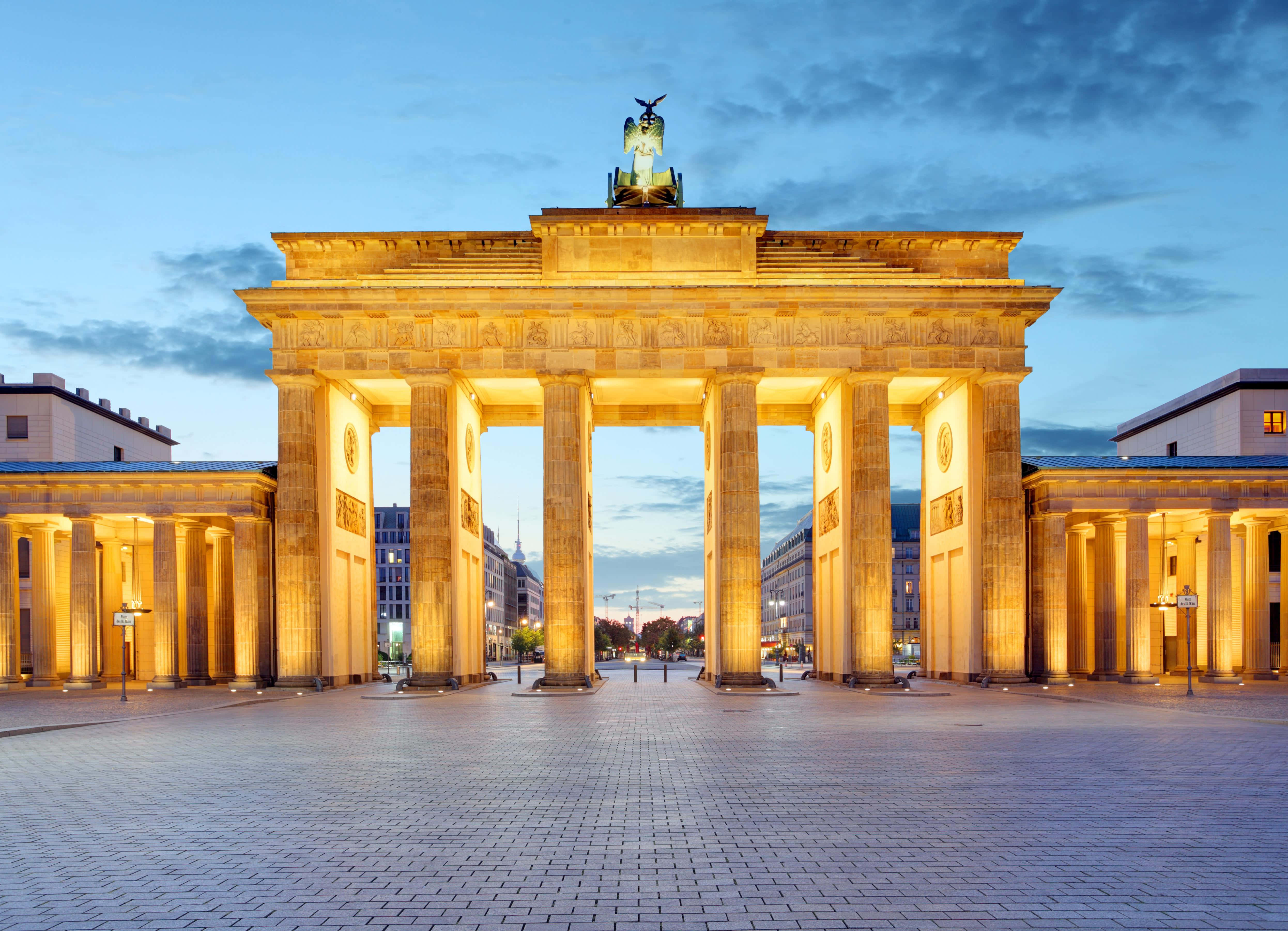 Brandenburg Gate, golden light, twilight sky, 4K Desktop Wallpaper