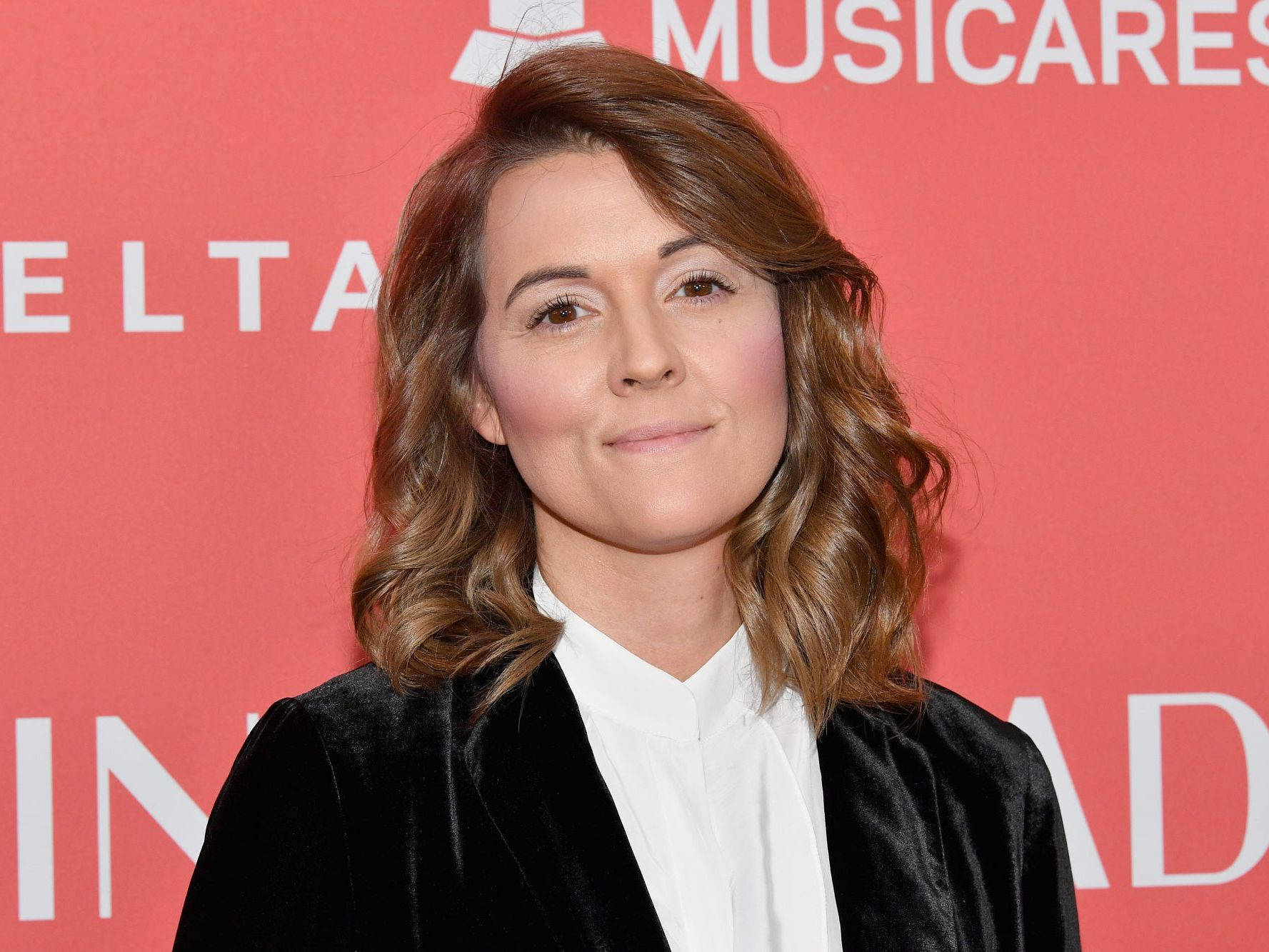 Brandi Carlile, faint smile, wavy brown hair, HD Desktop Wallpaper