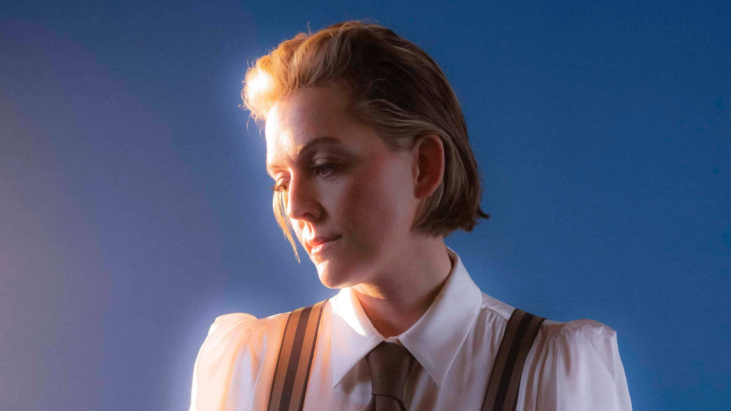 Brandi Carlile, short hair, white blouse, 2K Desktop Wallpaper