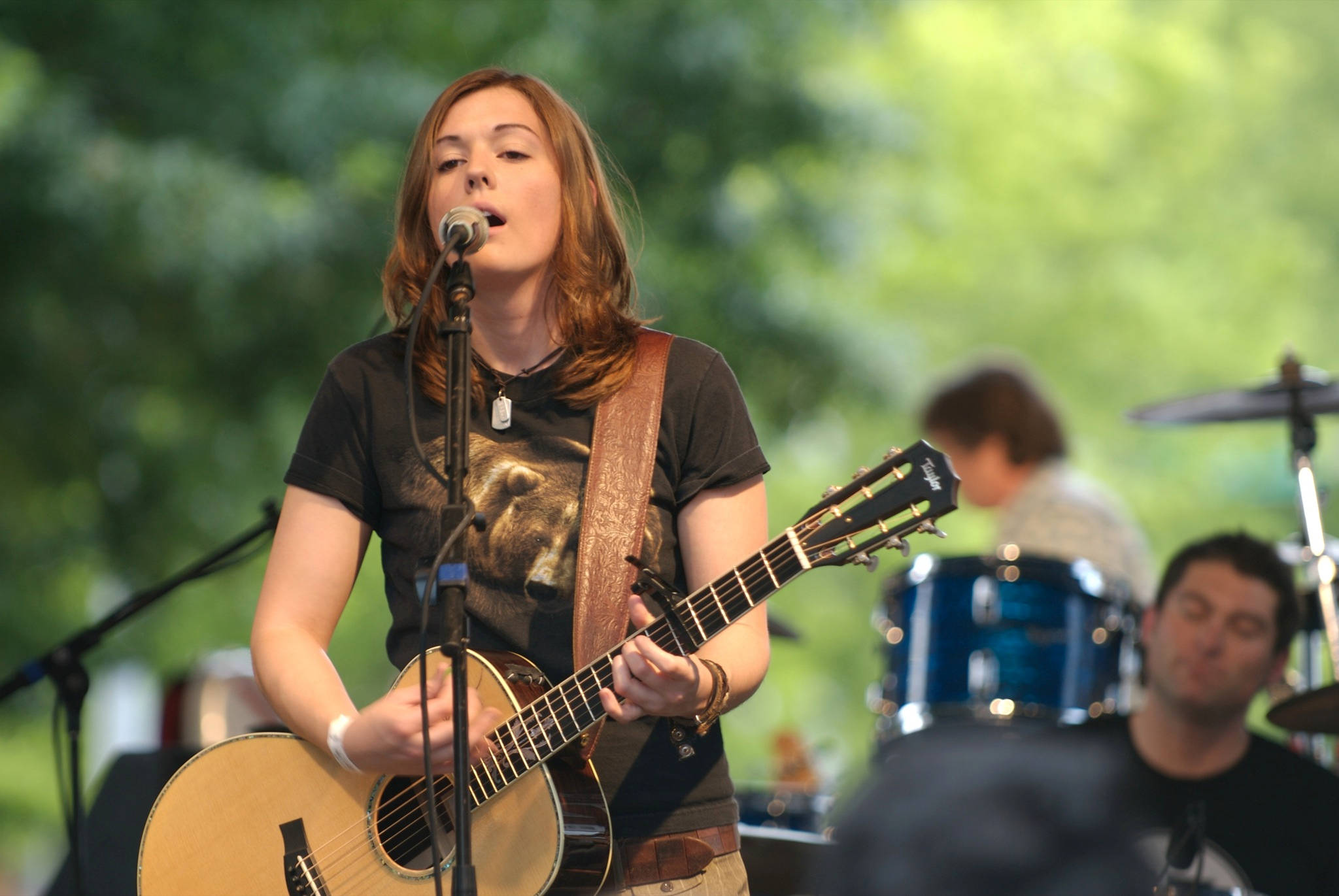 Brandi Carlile, acoustic guitar, microphone, Full HD Desktop Wallpaper