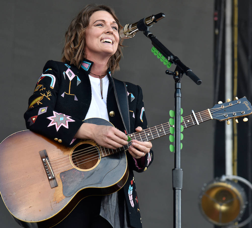 Brandi Carlile, acoustic guitar, stage, SD Desktop Wallpaper
