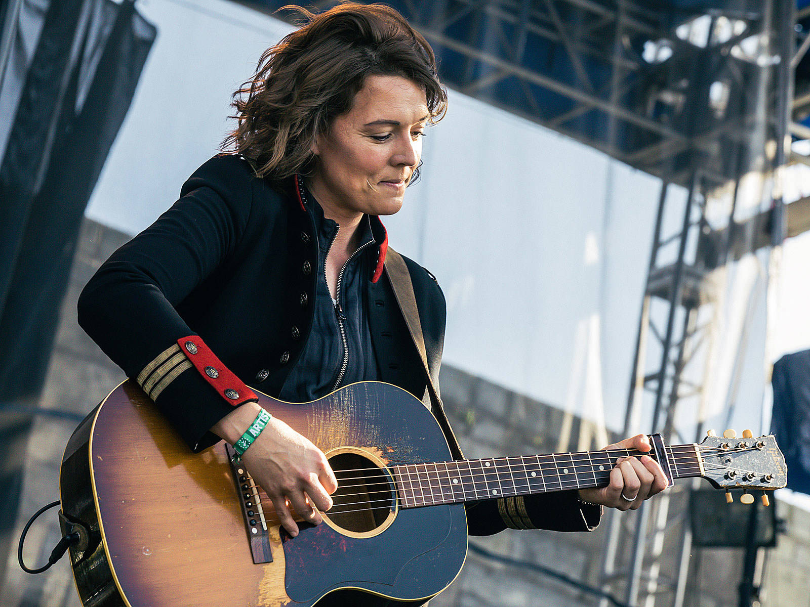 Brandi Carlile, acoustic guitar, concert stage, HD Desktop Wallpaper