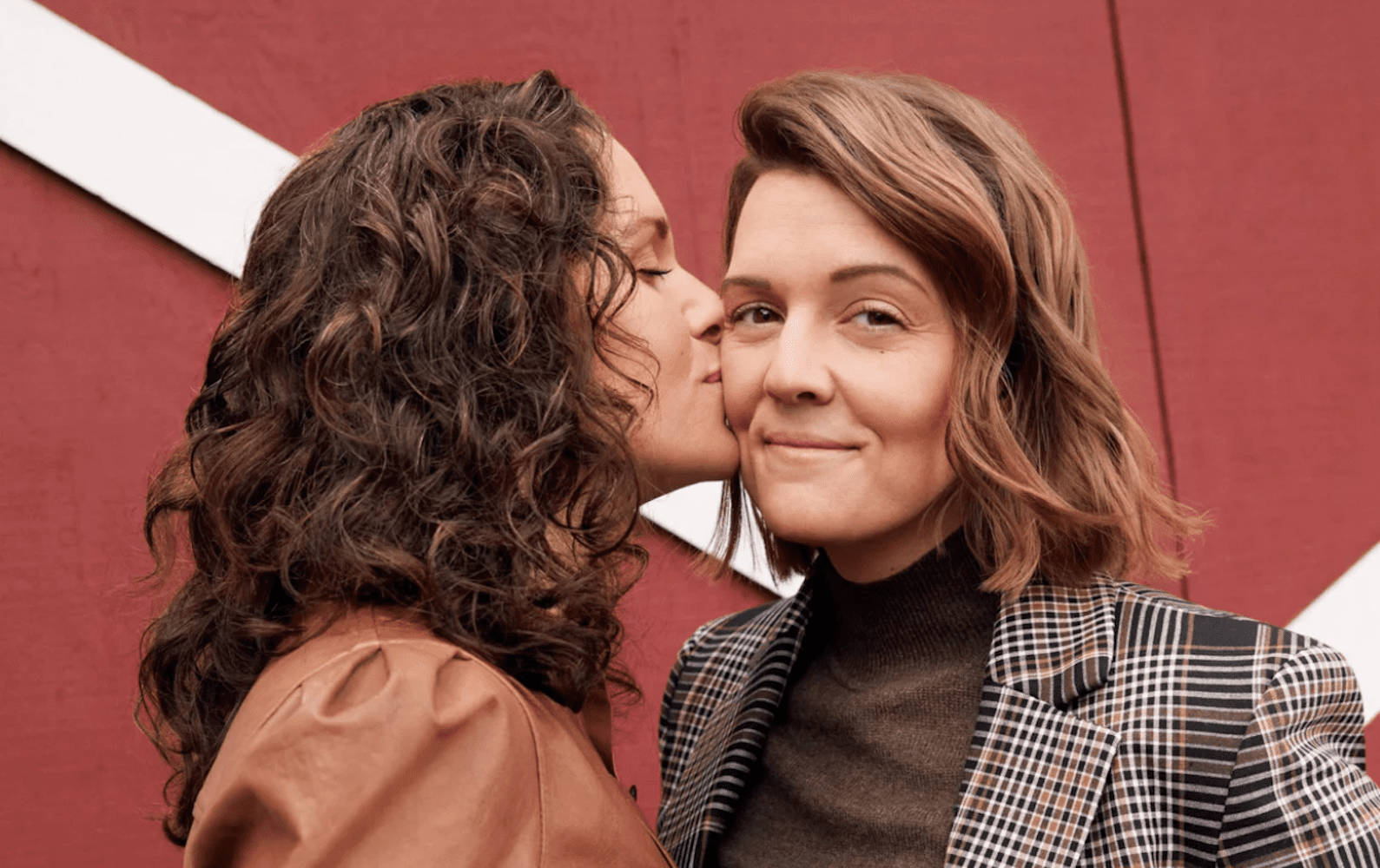 Brandi Carlile, cheek kiss, bold red and white geometric wall, HD Desktop Wallpaper