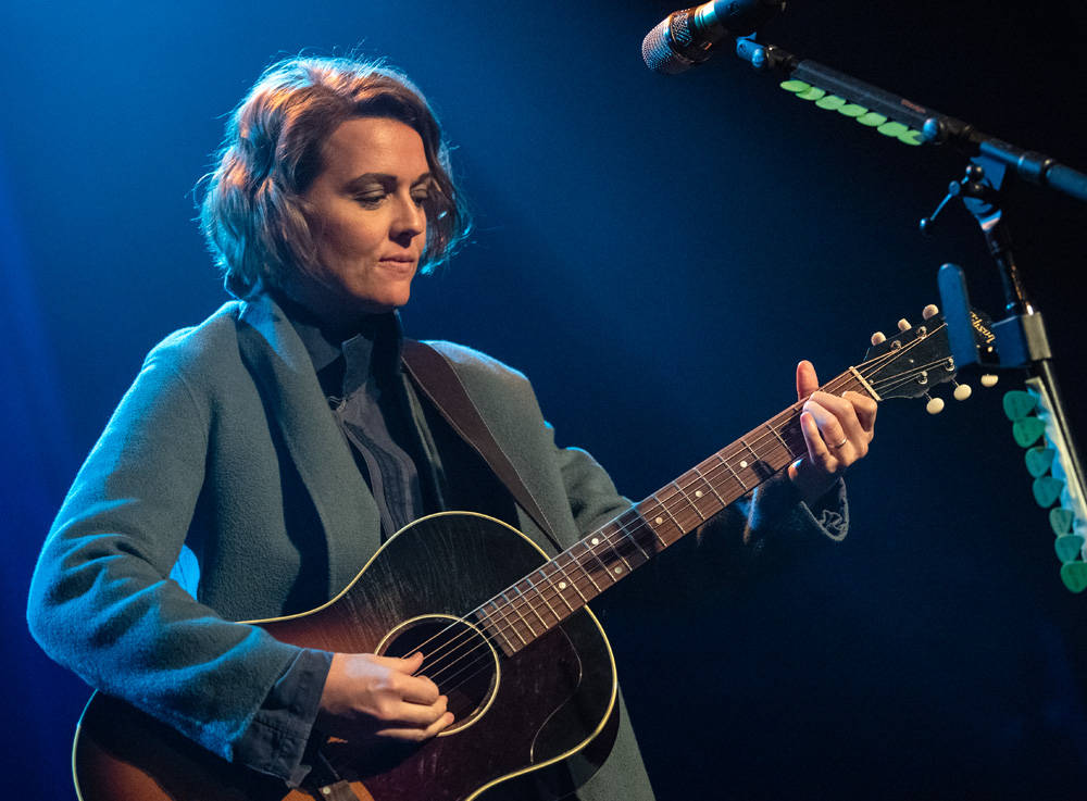 Brandi Carlile, acoustic guitar, blue stage lights, SD Desktop Wallpaper