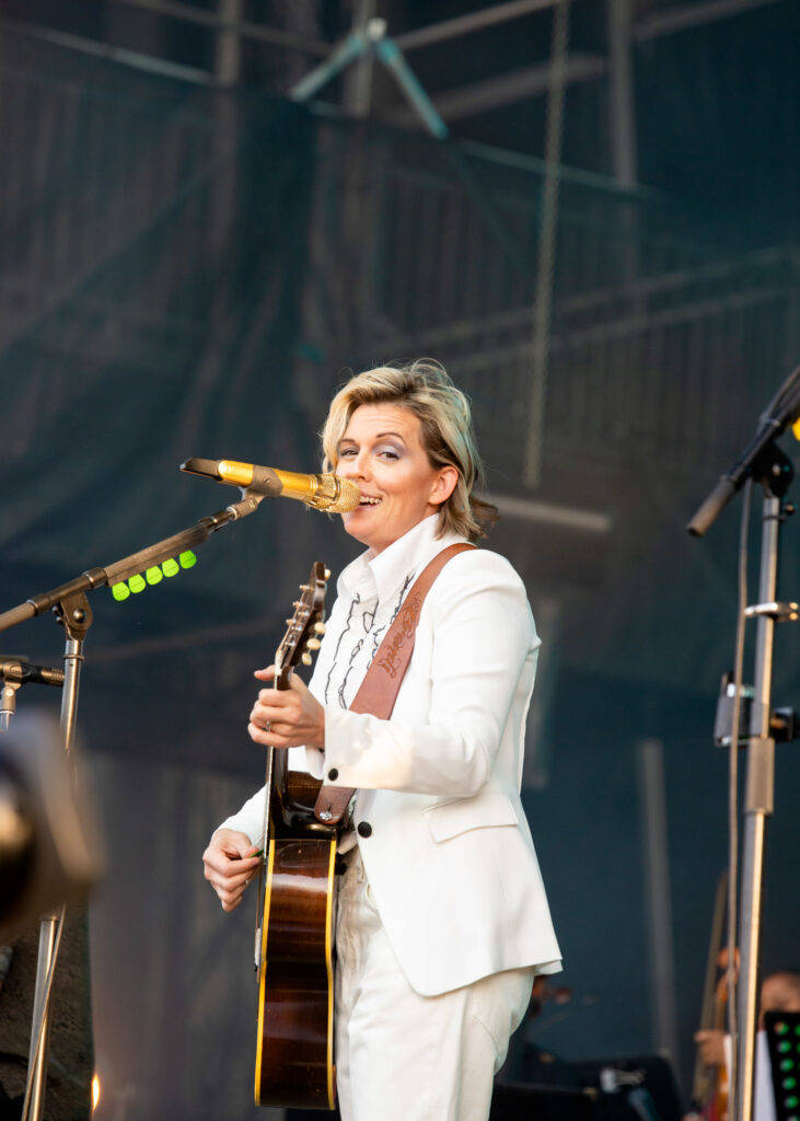 Brandi Carlile, white suit, acoustic guitar, SD Phone Wallpaper