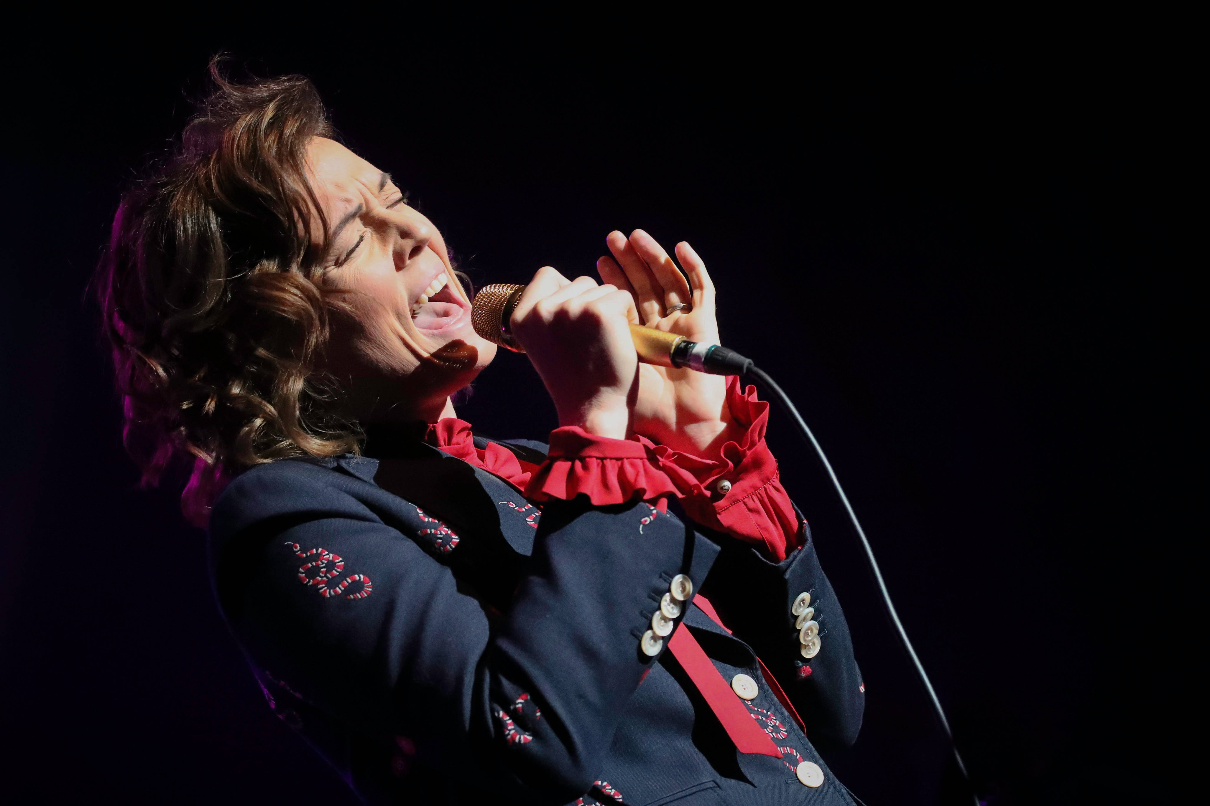 Brandi Carlile, curly hair, microphone, 4K Desktop Wallpaper